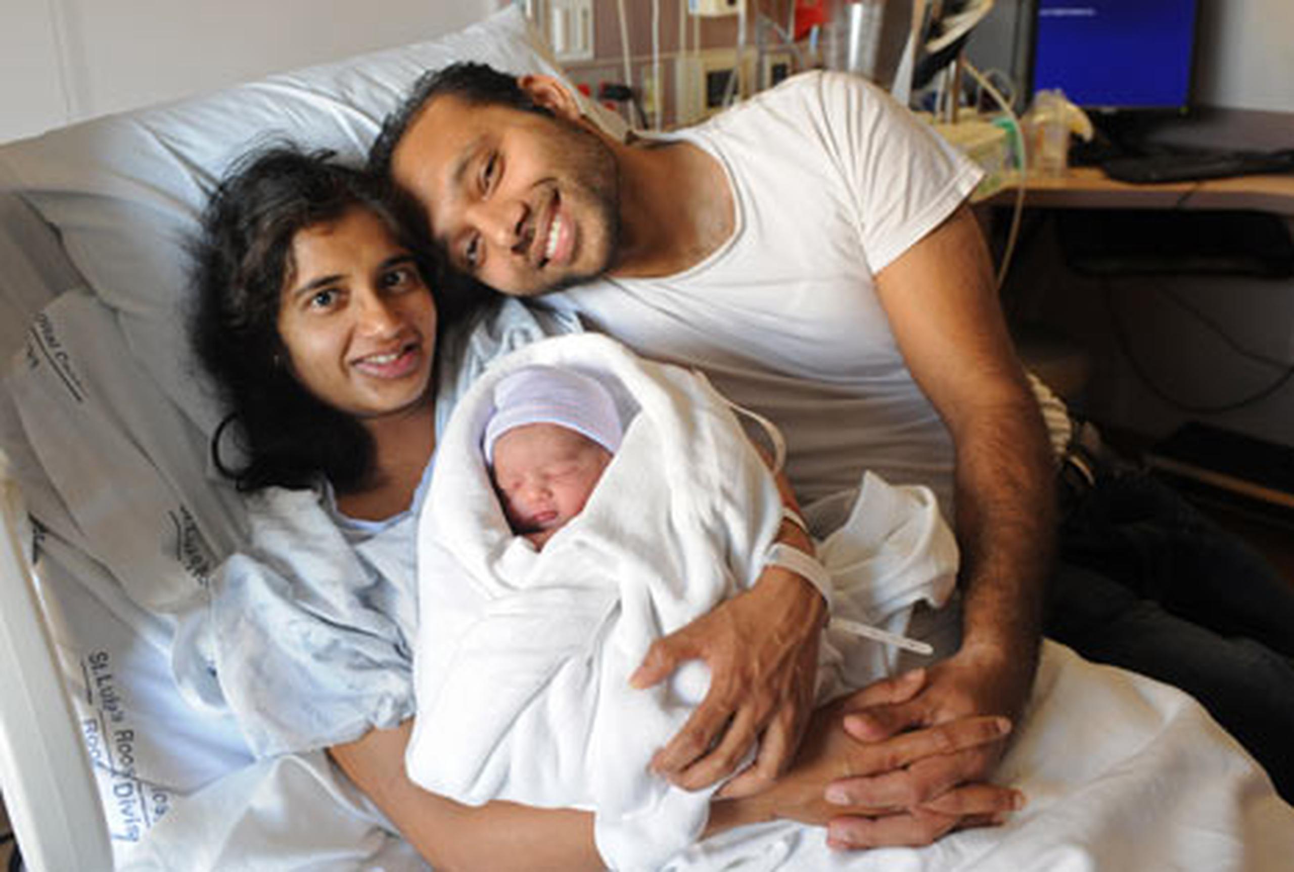 El recién nacido es prematuro pero se recupera favorablemente en el hospital y sus padres, que no han querido hacer público su nombre, ya tienen un apodo para el niño: "Jhatpat", la palabra hindi para "rápido". (EFE)