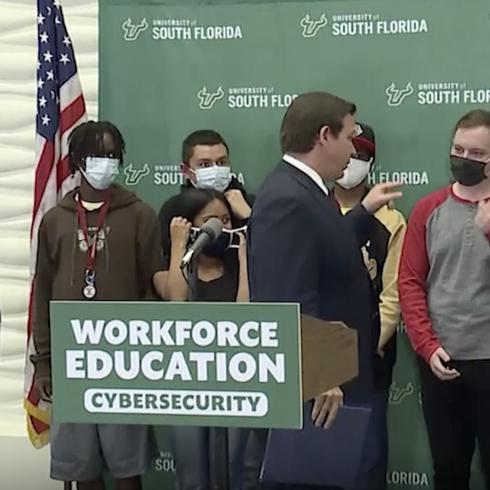 Gobernador de Florida se molesta y regaña a estudiantes por usar mascarillas