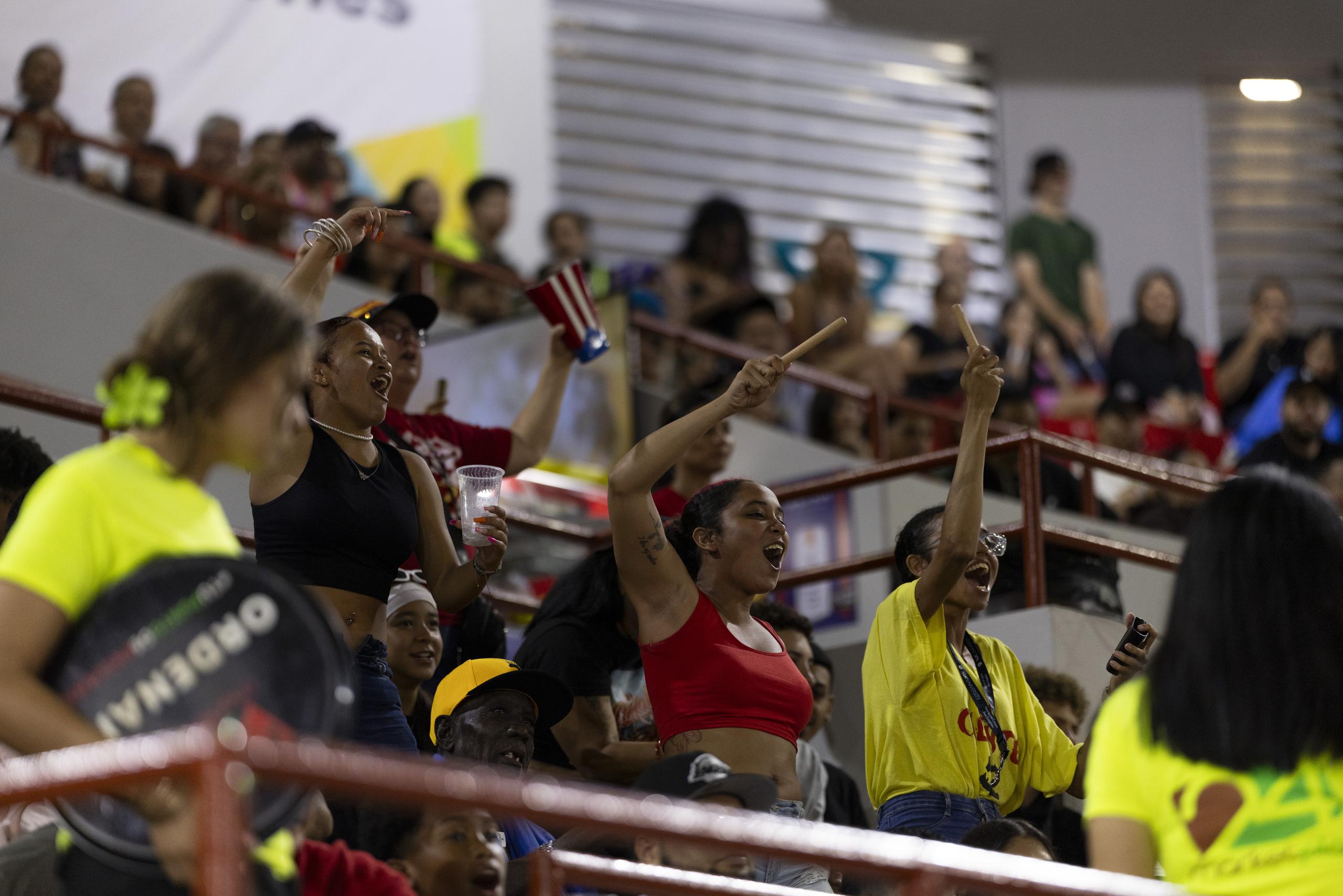 Fanáticas de los Criollos de Caguas animan a su equipo durante el partido del miércoles ante los Gigantes de Carolina.