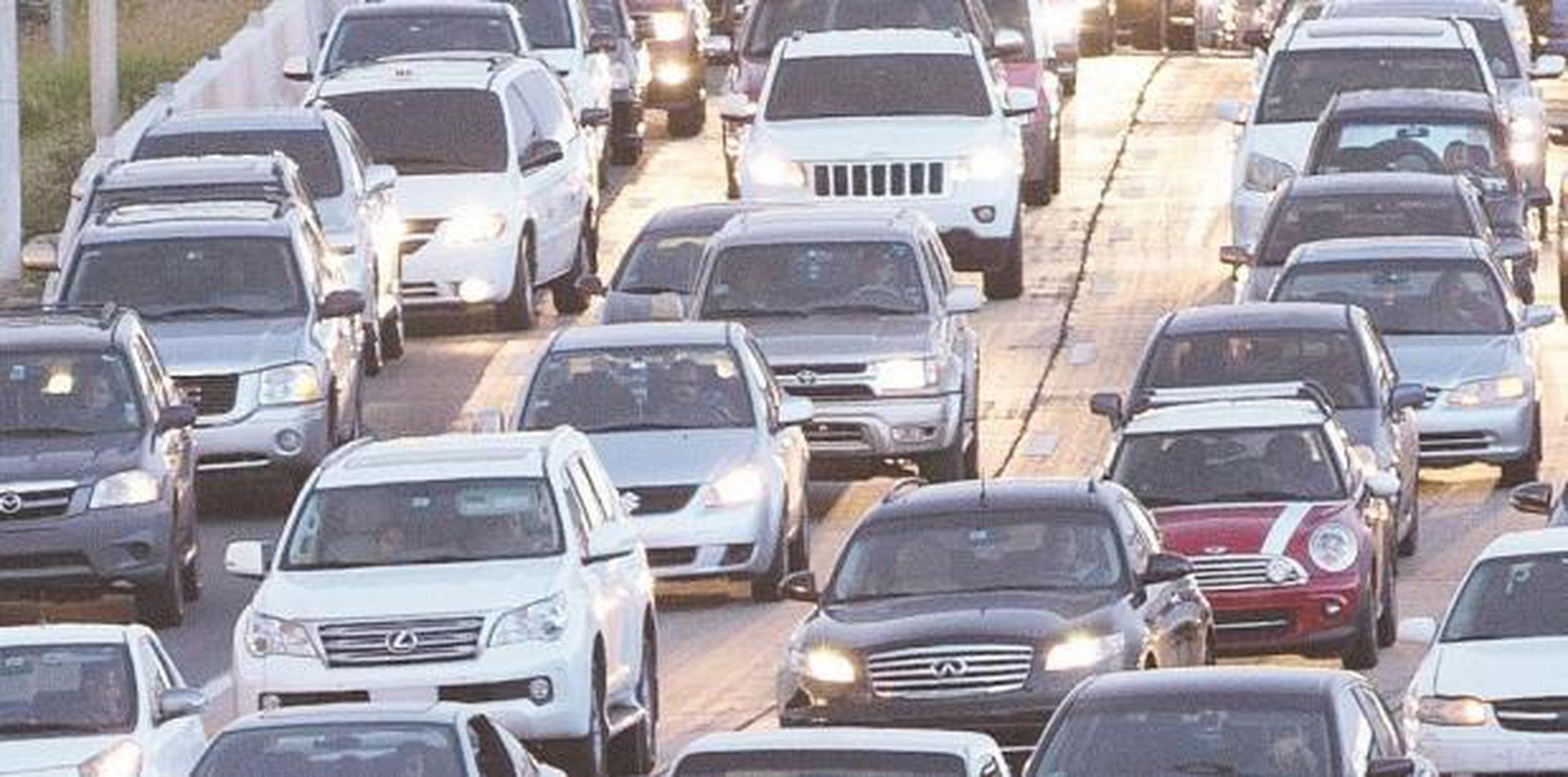 La División de Patrullas de Carreteras de San Juan tiene a cargo la pesquisa y se hacen gestiones para remover la carga. (Archivo)