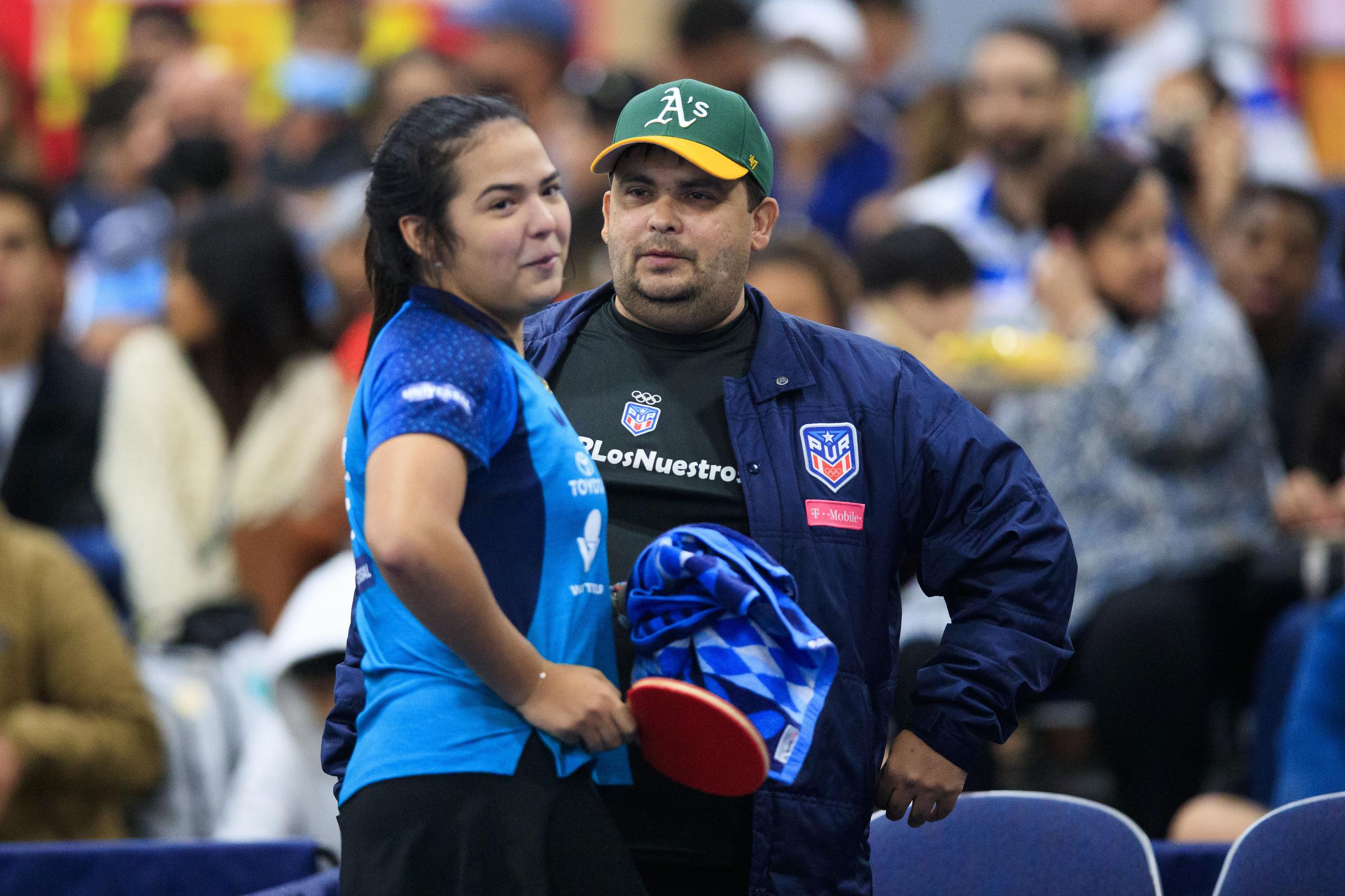 Adriana del Team Díaz durante la semifinal junto a su padre y entrenador Bladimir Díaz.