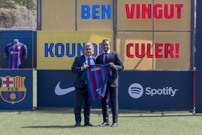 El zaguero francés Jules Koundé (derecha) posa junto al presidente del Barcelona Joan Laporta al ser presentado como nuevo jugador del club.