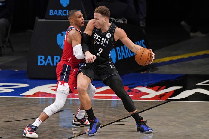 Blake Griffin, de los Nets de Brooklyn, trata de avanzar ante la defensa de Russell Westbrook, de Washington durante el desafío del domingo.