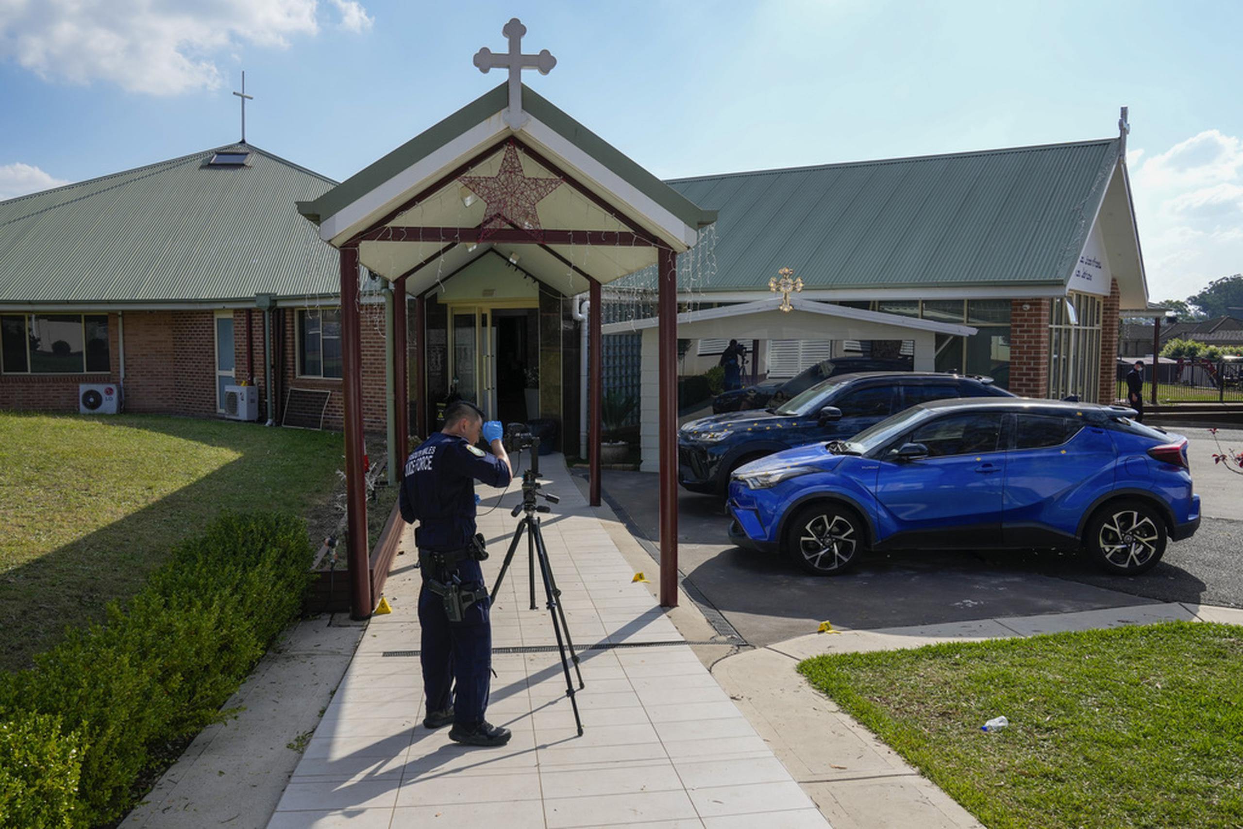 Un oficial de policía forense trabaja en la escena del crimen en la Iglesia de Cristo el Buen Pastor en los suburbios de Wakely, en el oeste de Sídney, el 16 de abril de 2024.
