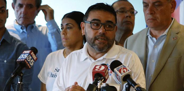 “Le hemos pedido a las organizaciones que aguanten un poco en lo que se reorganiza la forma en que se está llevando todo a Puerto Rico", sostuvo Jimmy Torres Vélez, al centro. (Archivo)