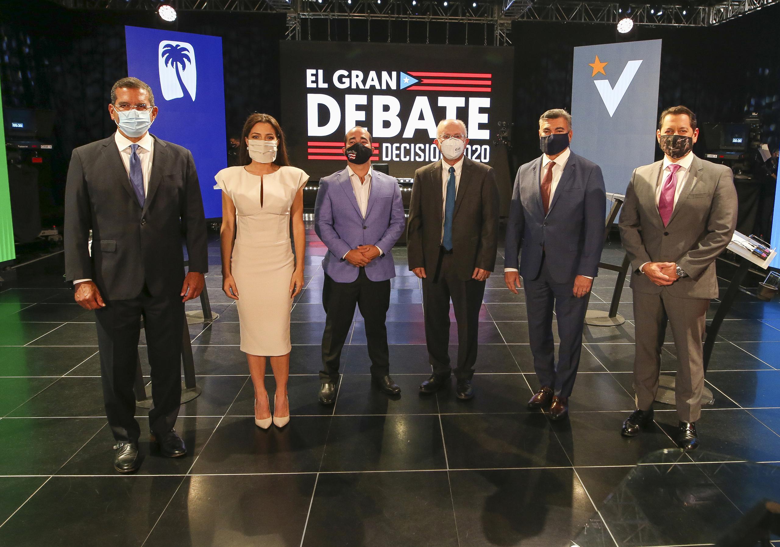 Pedro Pierluisi, Alexandra Lúgaro, Eliezer Molina, César Vázquez, Carlos Delgado Altieri y Juan Dalmau antes del inicio del debate.