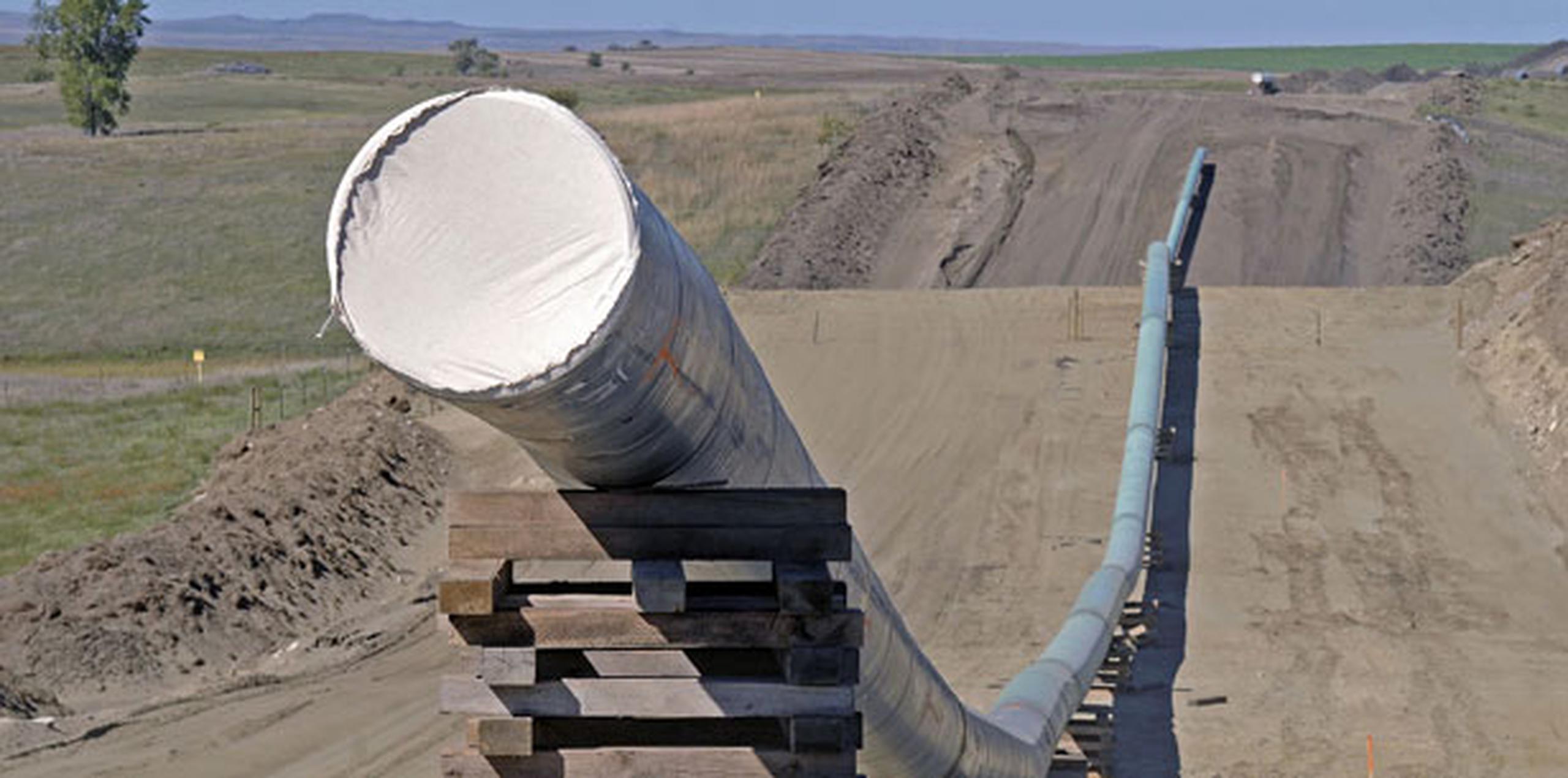 La compañía ha sostenido que el oleoducto, que trasladará petróleo desde el yacimiento Bakken de Dakota del Norte por más de 1,600 kilómetros (1,000 millas) a través de diversos estados hasta un puerto de embarque en Illinois, será seguro. (Archivo)