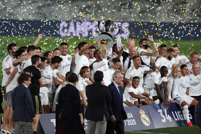 Los jugadores del Real Madrid festejan después de asegurar el campeonato de La Liga con una victoria ante el Villarreal.