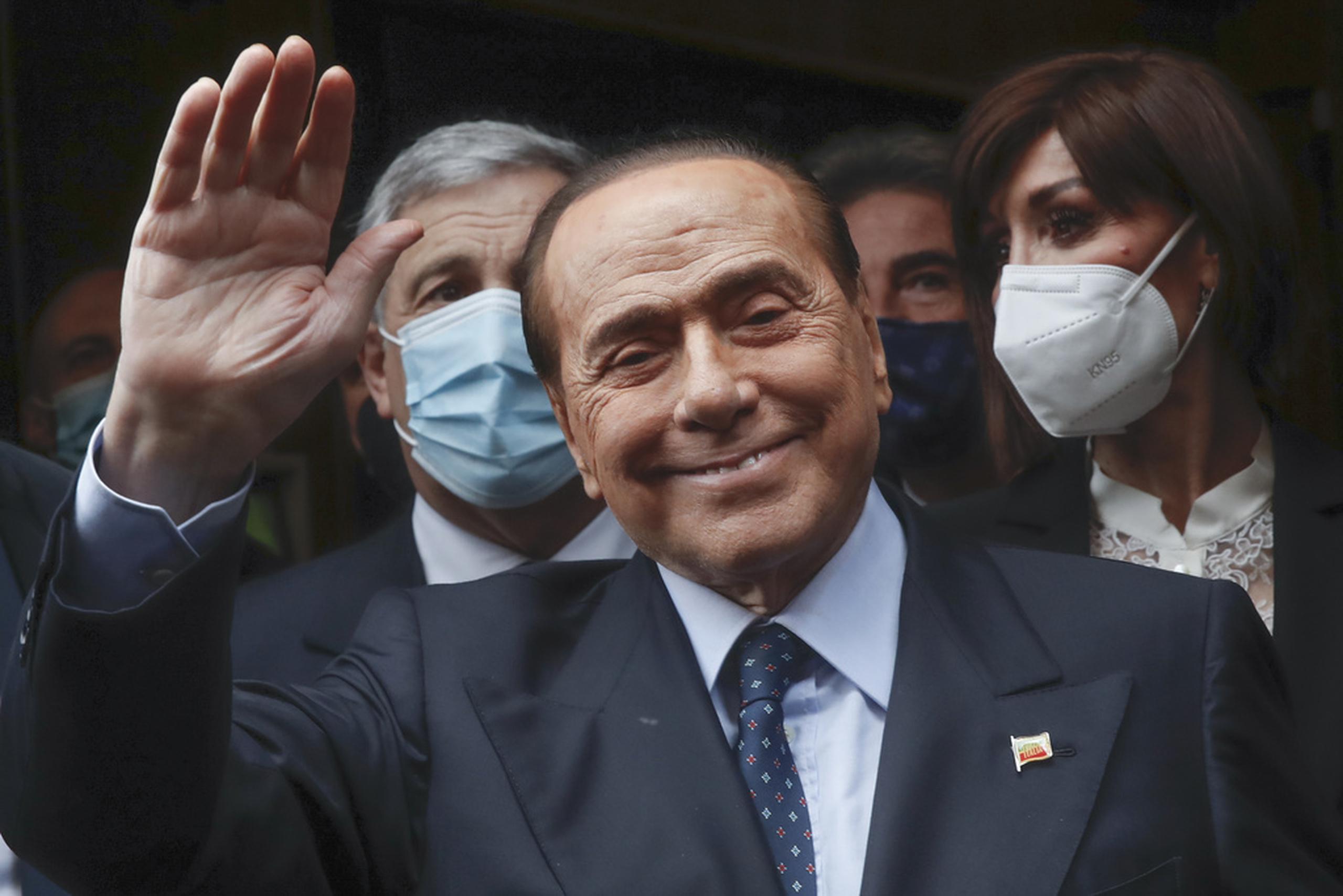 Silvio Berlusconi saluda a los periodistas luego de llegar a la Cámara de Diputados en Roma, el 9 de febrero de 2021.