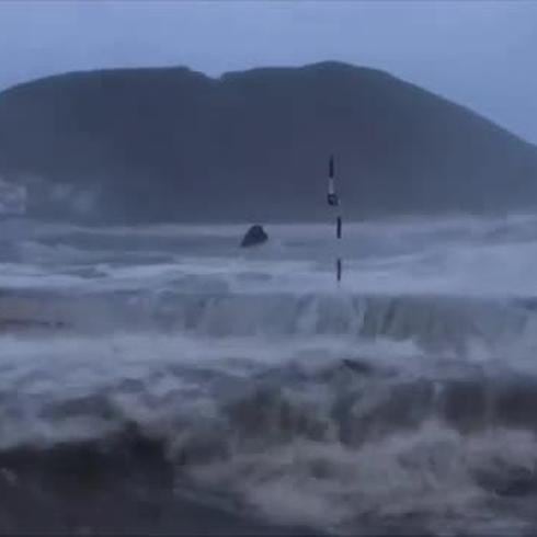 La furia del mar en las islas Azores durante el huracán Lorenzo