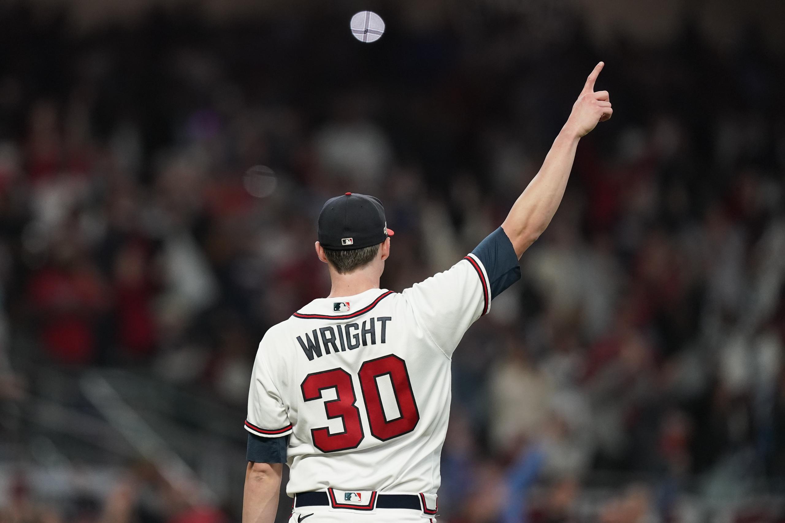 El lanzador de los Braves de Atlanta, Kyle Wright, celebra un out durante la sexta entrada del encuentro del miércoles ante los Phillies de Filadelfia.