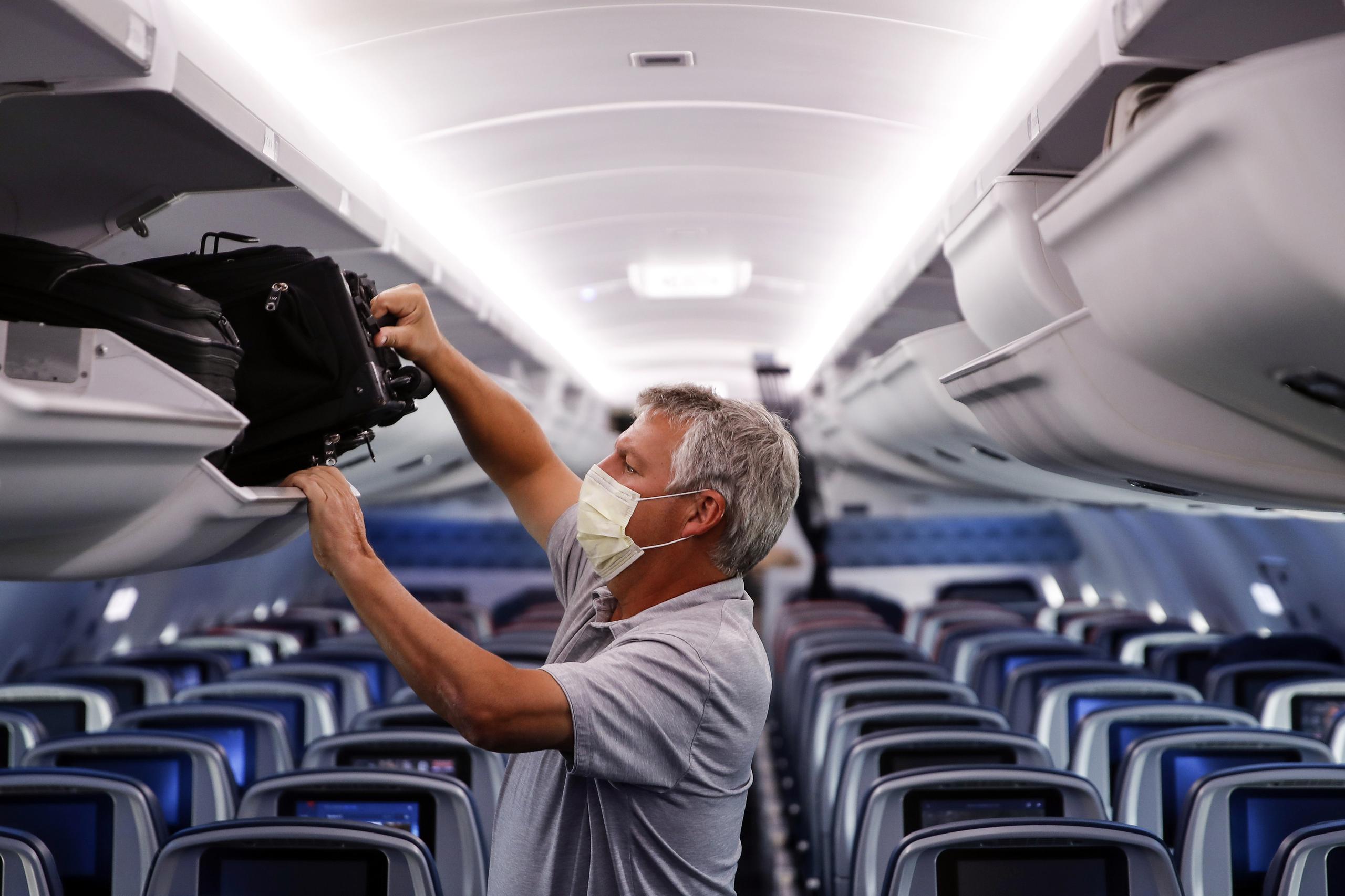 La norma federal permitía que se aplicasen multas a los pasajeros que se niegan a usar mascarillas en sus viajes, y esas penalidades van de 500 a 3,000 dólares para los reincidentes.