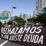 Manifestantes dejan sentir su repudio al Plan de Ajuste de la Deuda