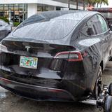 ¿Por qué revisan más de 2 millones de autos Tesla?