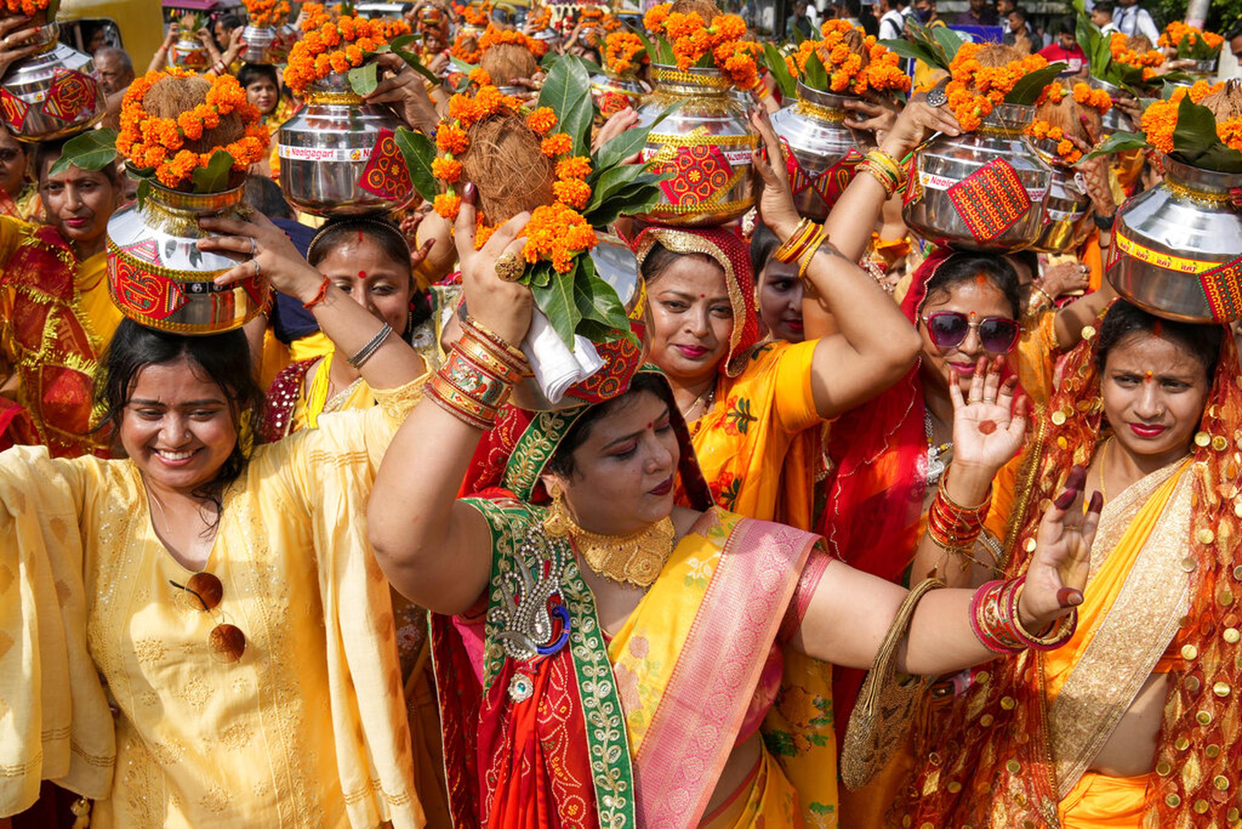 Mujeres hindúes cargan agua del río Ganges sobre sus cabezas y caminan en procesión mientras realizan un ritual en Prayagraj, estado norteño de Uttar Pradesh, India, el 10 de octubre de 2022.