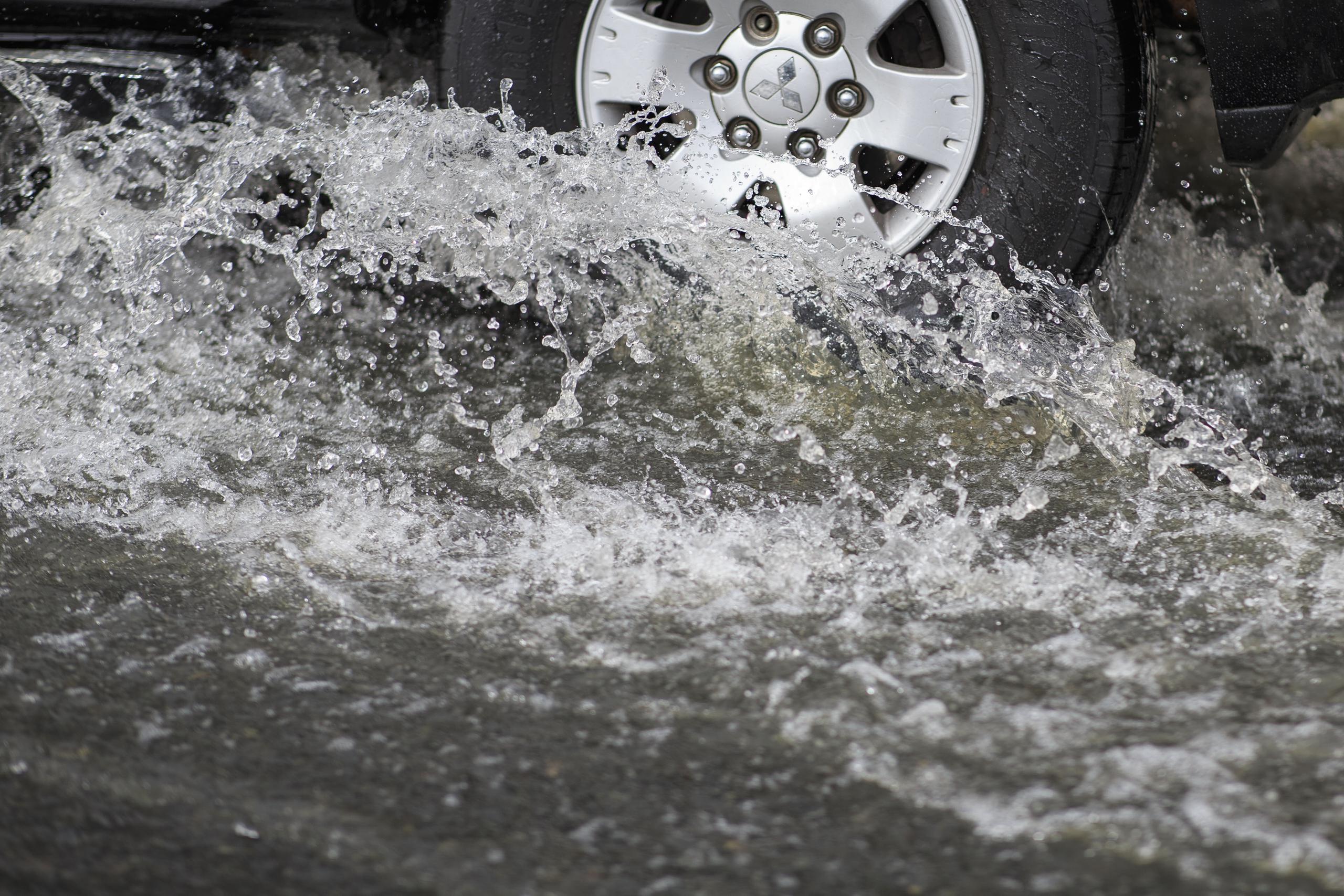 El SNM le recuerda a los conductores el no cruzar carreteras inundadas.