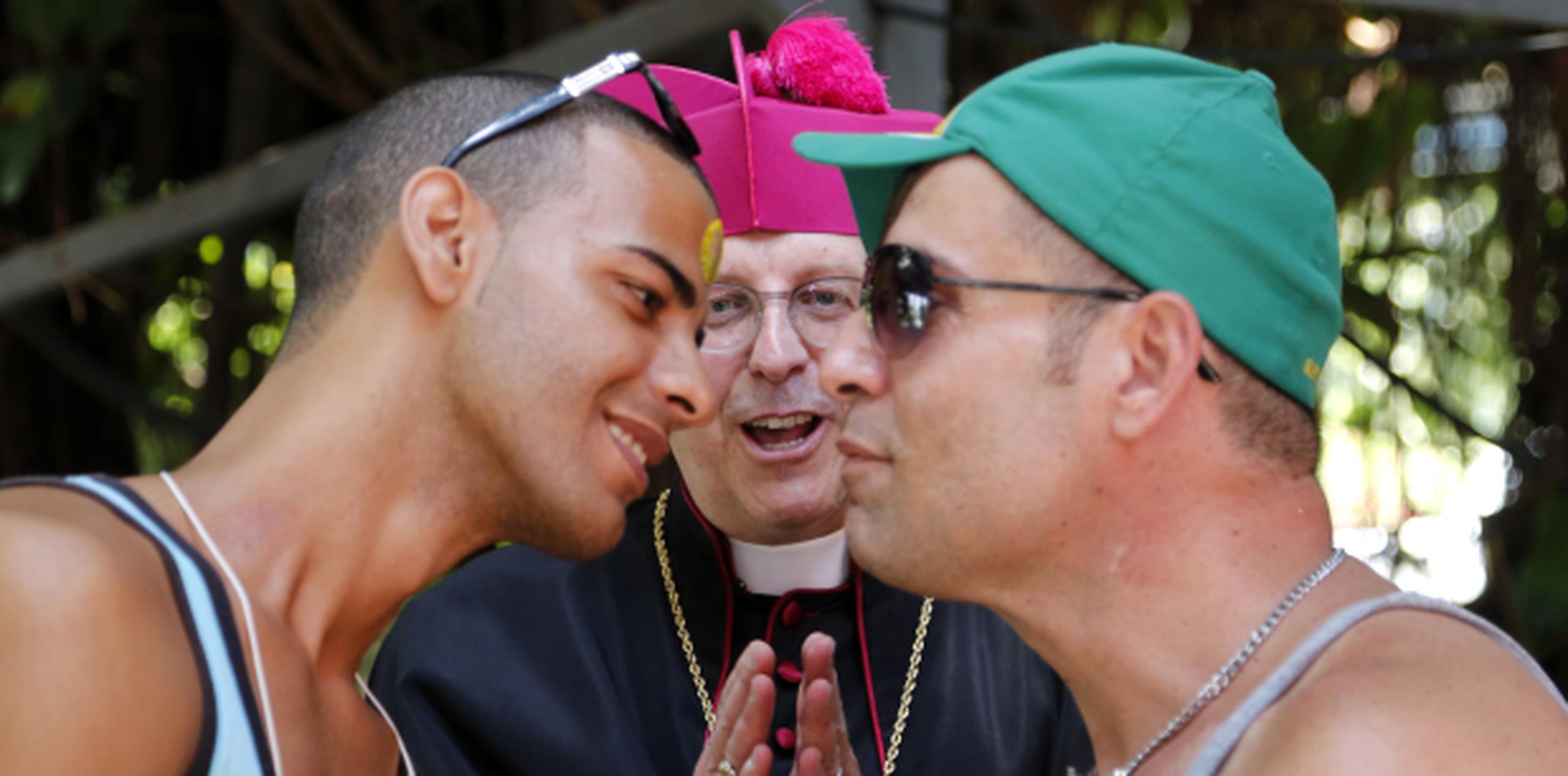 El reverendo Roger LaRade, de Eucharistic Catholic Church en Canada, da su bendición a una pareja homosexual. (AP)