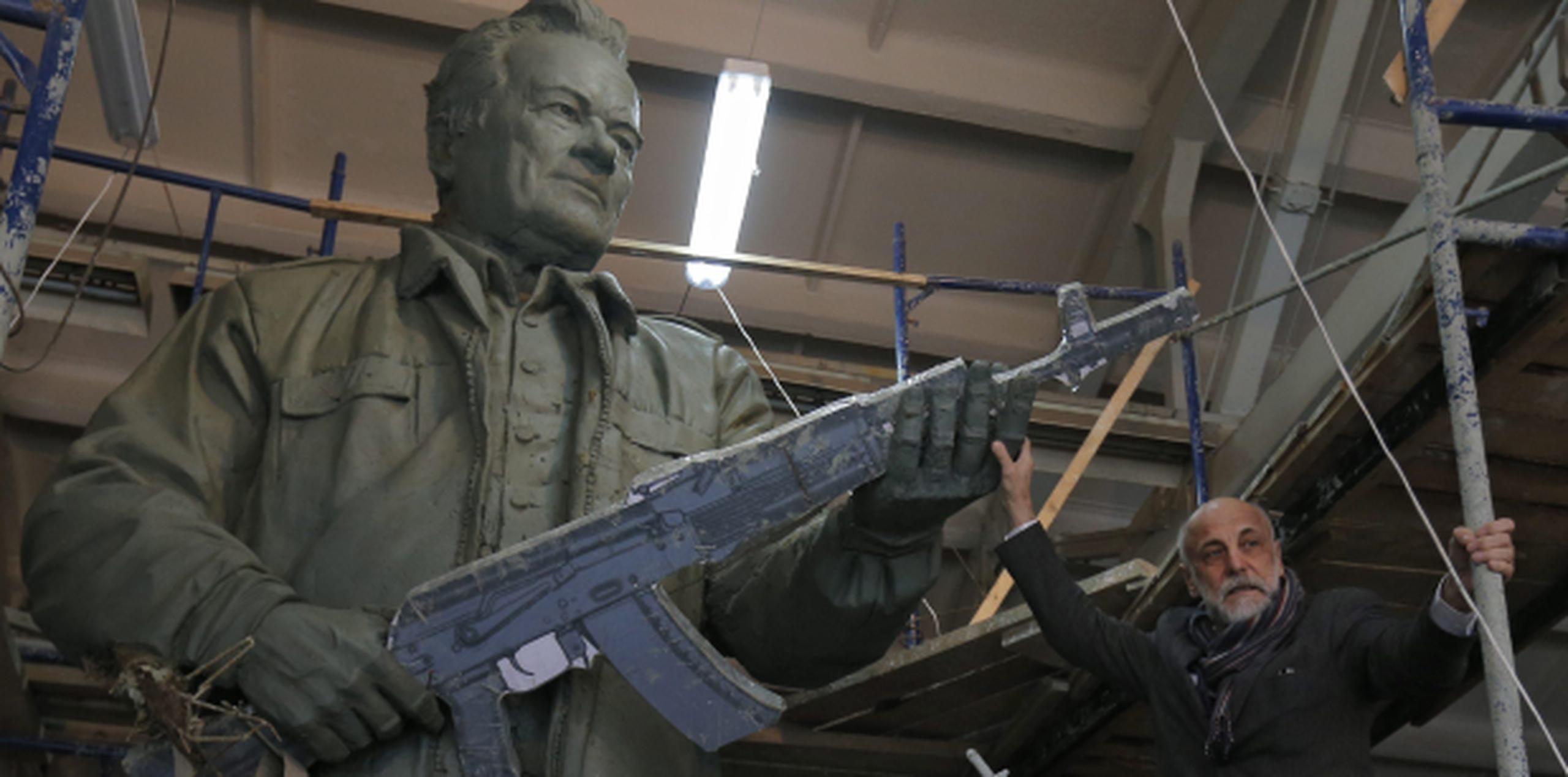 El escultor ruso Salaat Scherbakov trabajó la estatua en honor a Mijaíl Kaláshnikov, inventor del fusil AK-47, que aparecerá junto a una representación de San Miguel Arcángel en Moscú. (EFE / Sergei Ilnitsky)