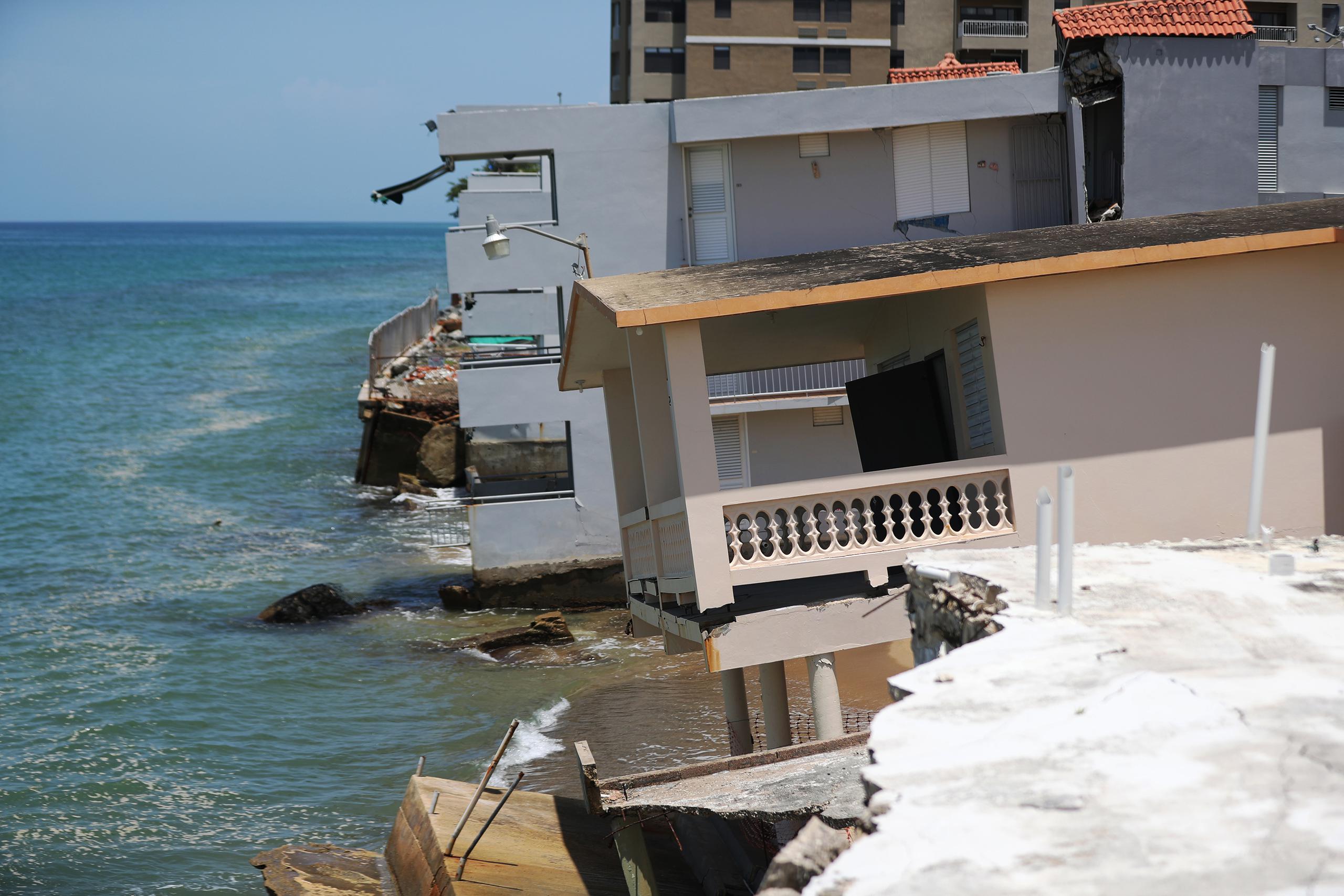 Propiedades que colapsaron por la erosión en la playa Córcega de Rincón.