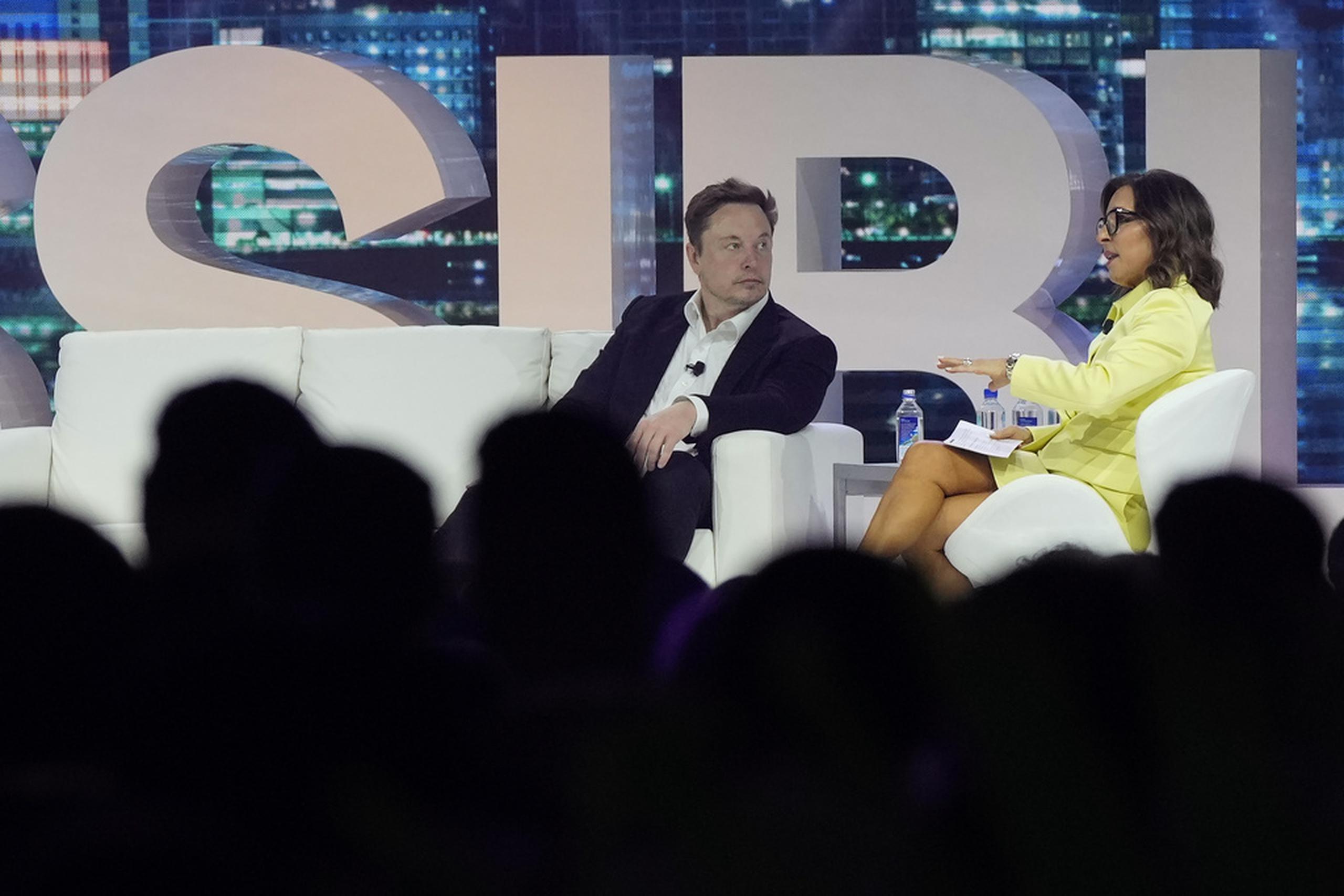 Elon Musk y Linda Yaccarino aparecieron en un panel titulado: “Twitter 2.0: de conversaciones a asociaciones” que se celebró el mes pasado en Miami Beach (Florida), en el que Yaccarina preguntó al millonario sobre el rol de Twitter y el futuro de la red social.