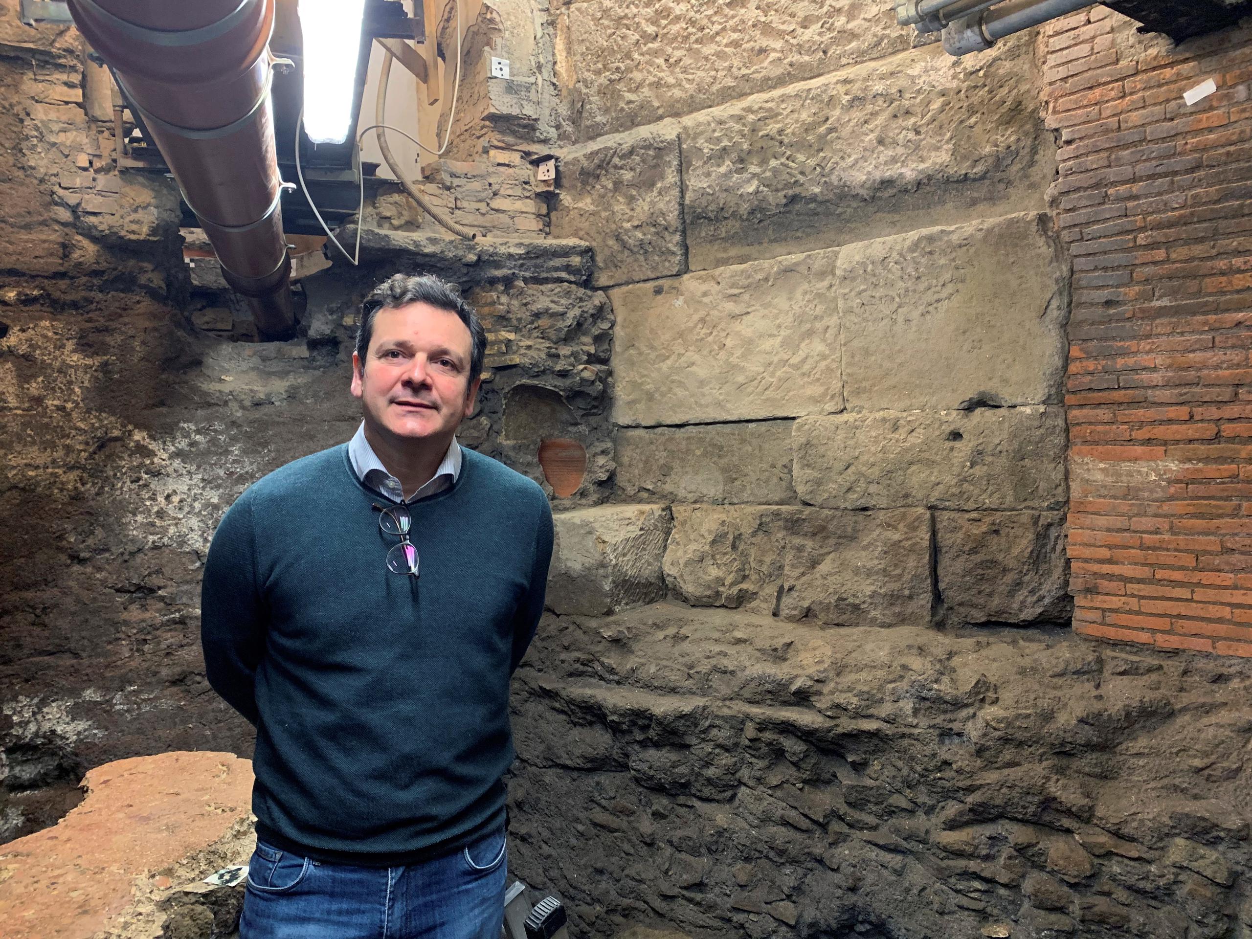 El director de la Escuela Española de Historia y Arqueología en Roma, Antonio Pizzo, ante los restos de una muralla del siglo IV a. C y otras construcciones halladas durante unas obras.