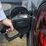 Empieza a ceder el costo de la gasolina con precios no vistos desde enero