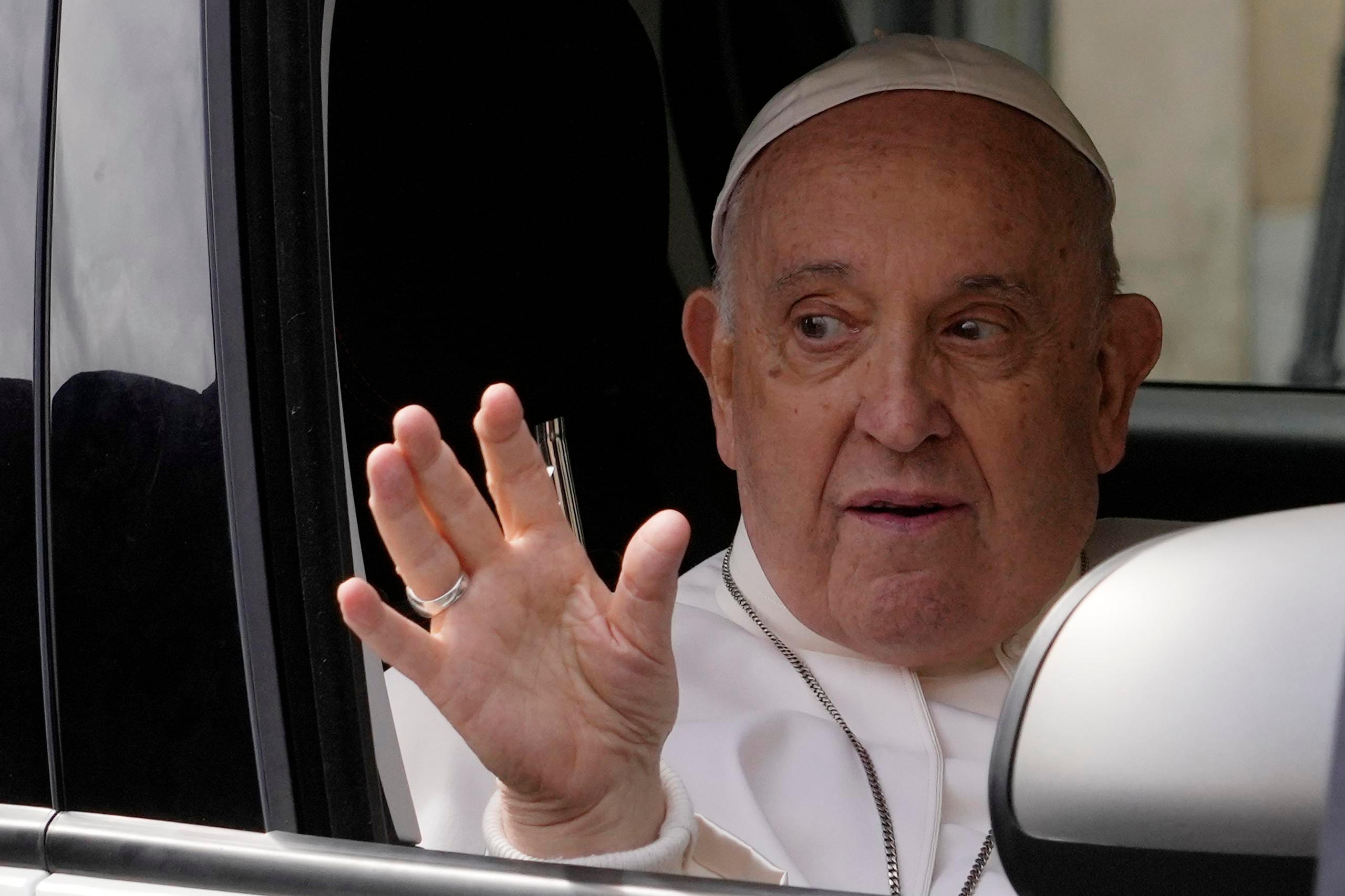 El papa Francisco saluda mientras llega al Vaticano luego de haber estado ingresado en un hospital.