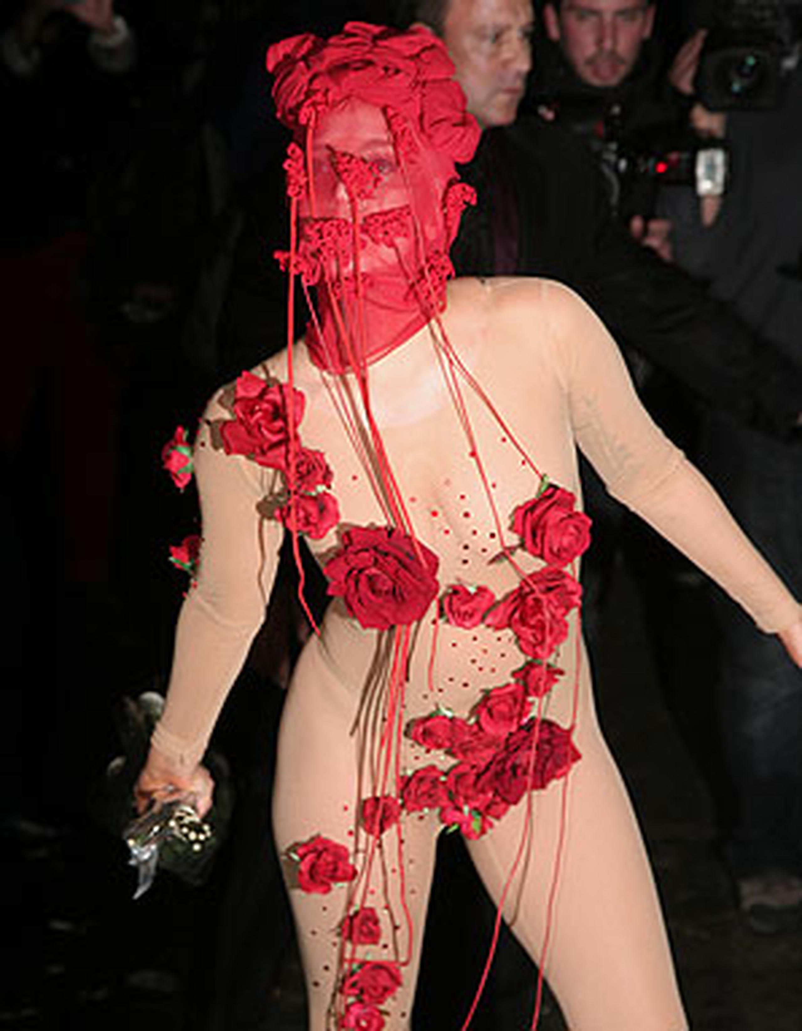 La cantante llegó en un extraño vestuario compuesto de rosas y altos zapatos. (AP)