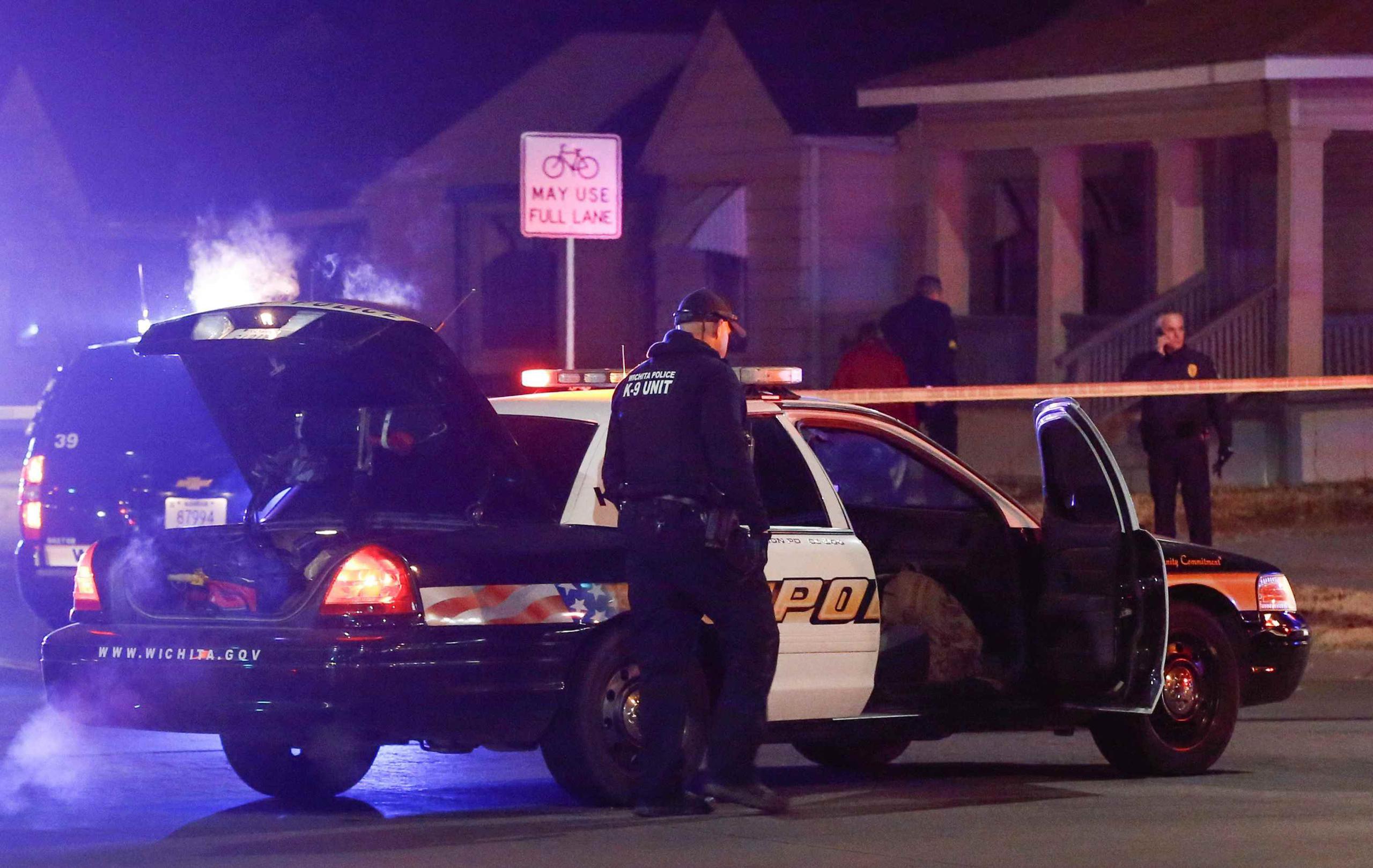 La policía de Wichita, Kansas, investiga una denuncia de rehenes. (Fernando Salazar / The Wichita Eagle vía AP)
