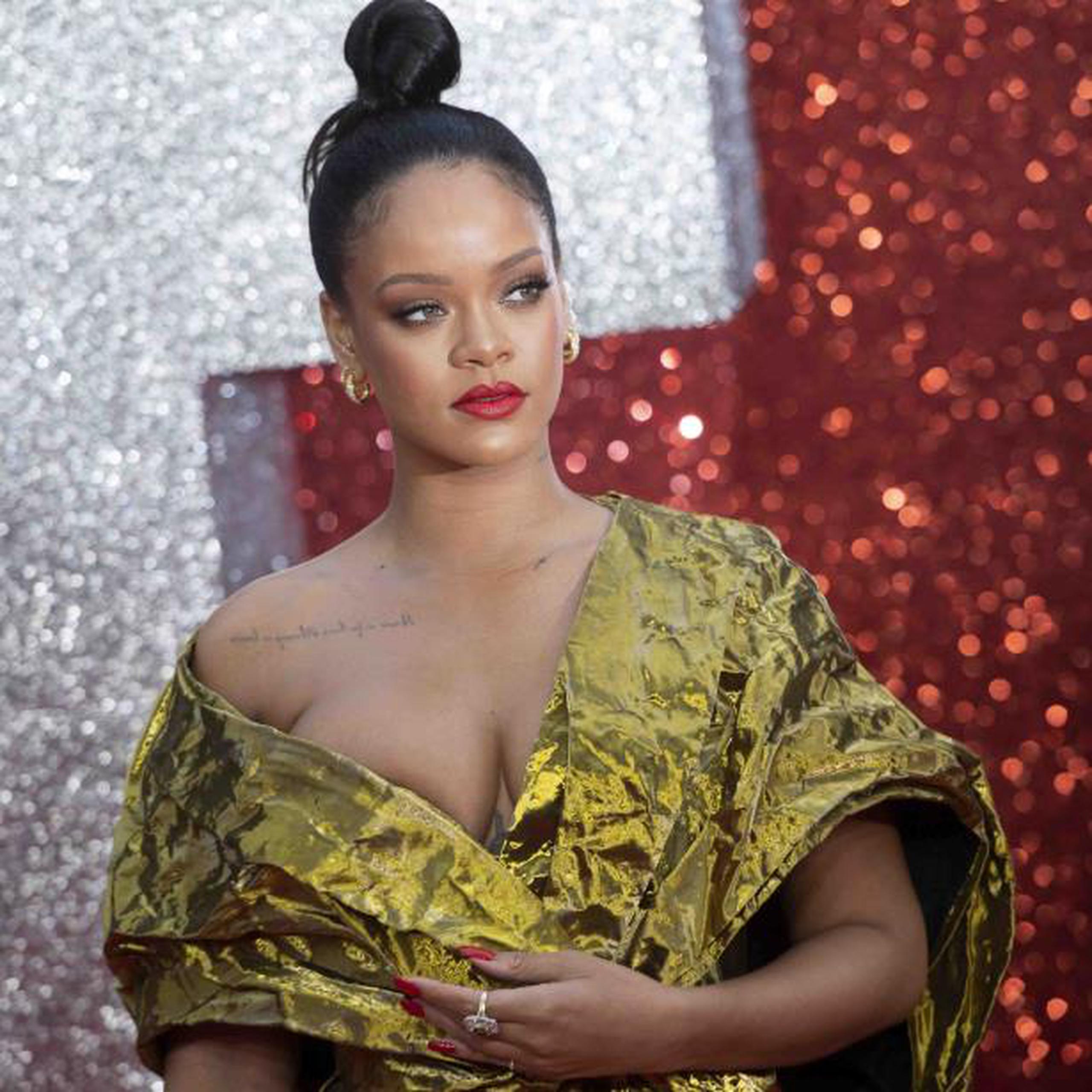 A lo largo del artículo en la revista Vogue, Rihanna desgrana que vive en Londres, está en una relación "exclusiva" y "sin duda" quiere tener hijos. (EFE / Will Oliver)