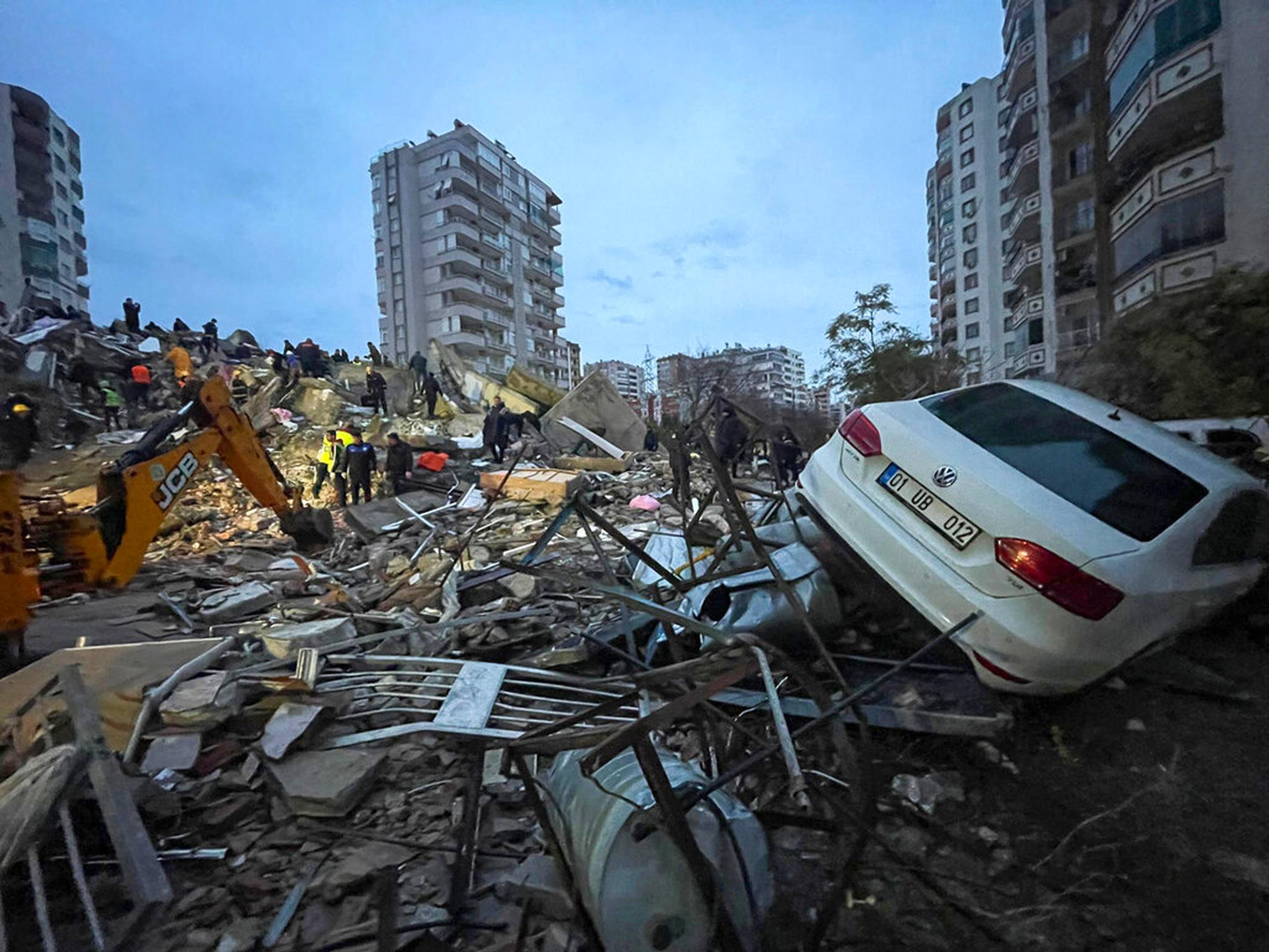 Equipos de emergencia laborando en un edificio destruido en Adana, Turquía, este lunes.