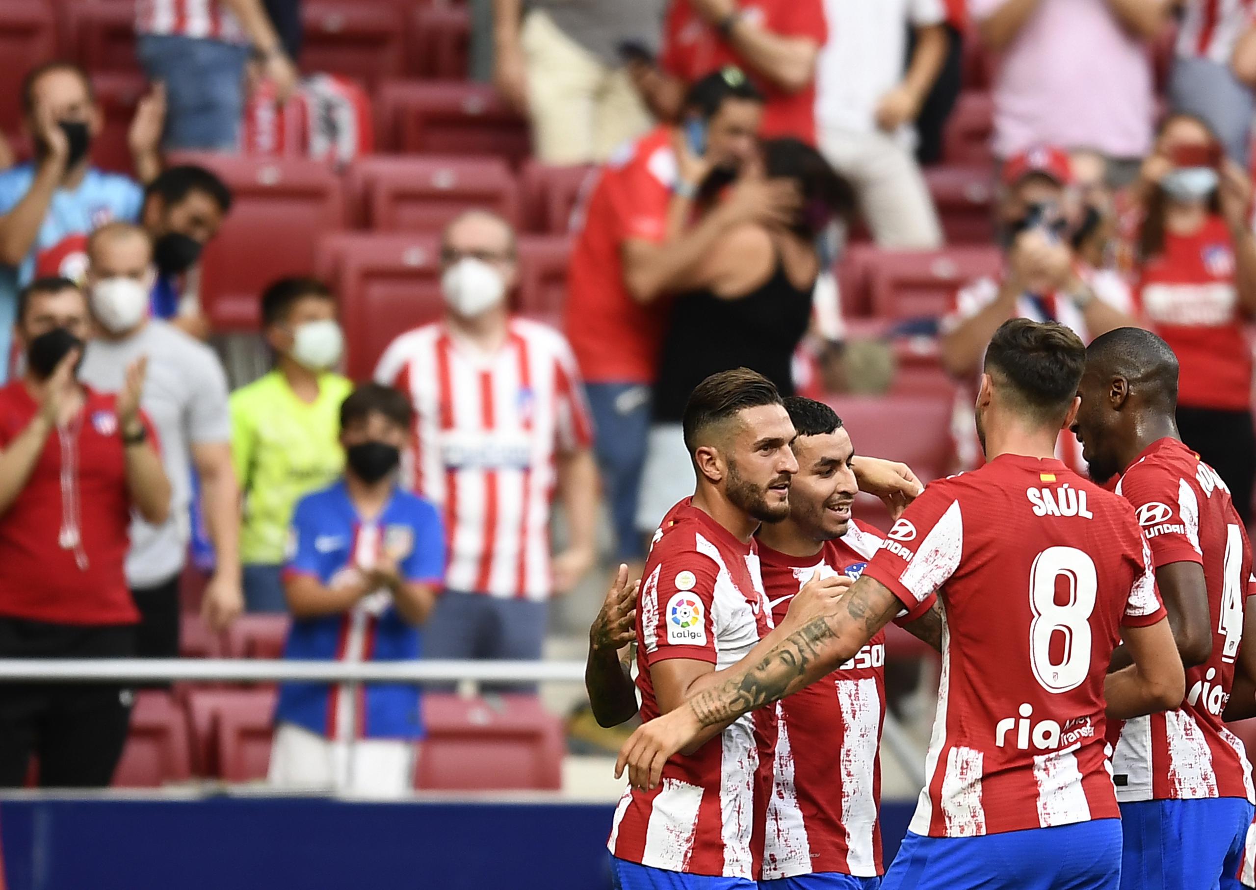El delantero argentino Ángel Correa festeja con sus compañeros tras anotar el gol con el que el Atlético de Madrid derrotó 1-0 a Elche en la Liga española.