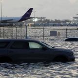Caos en aeropuerto de Fort Lauderdale tras caer 20 pulgadas de lluvia