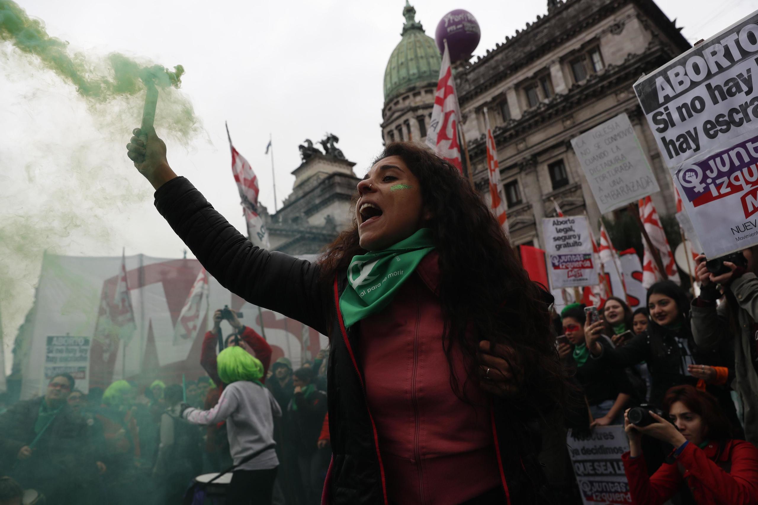 Grupos a favor y en contra de la ley del aborto que debate el Senado de Argentina se manifiestan a la espera de la decisión de los legisladores. (EFE / David Fernández)