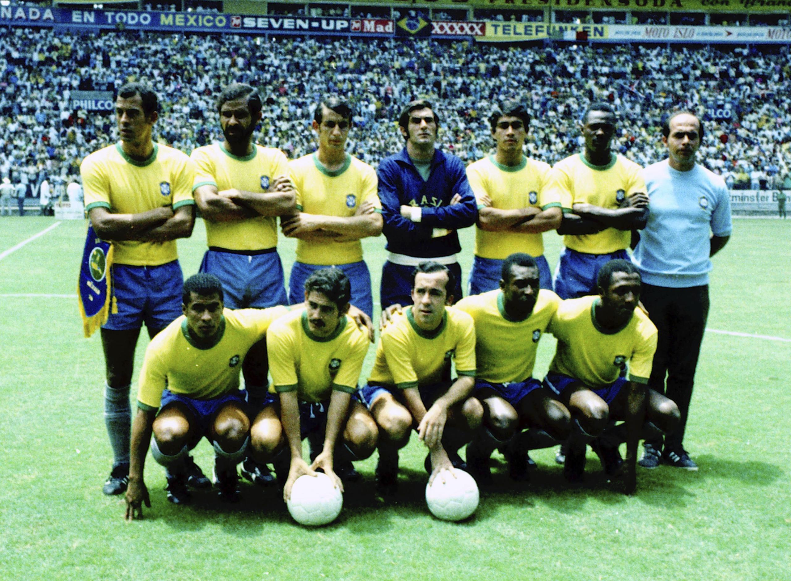 En esta foto del 17 de junio de 1970, aparece Pelé y el resto de la selección brasileña, antes de la semifinal mundialista ante Uruguay, en Guadalajara.