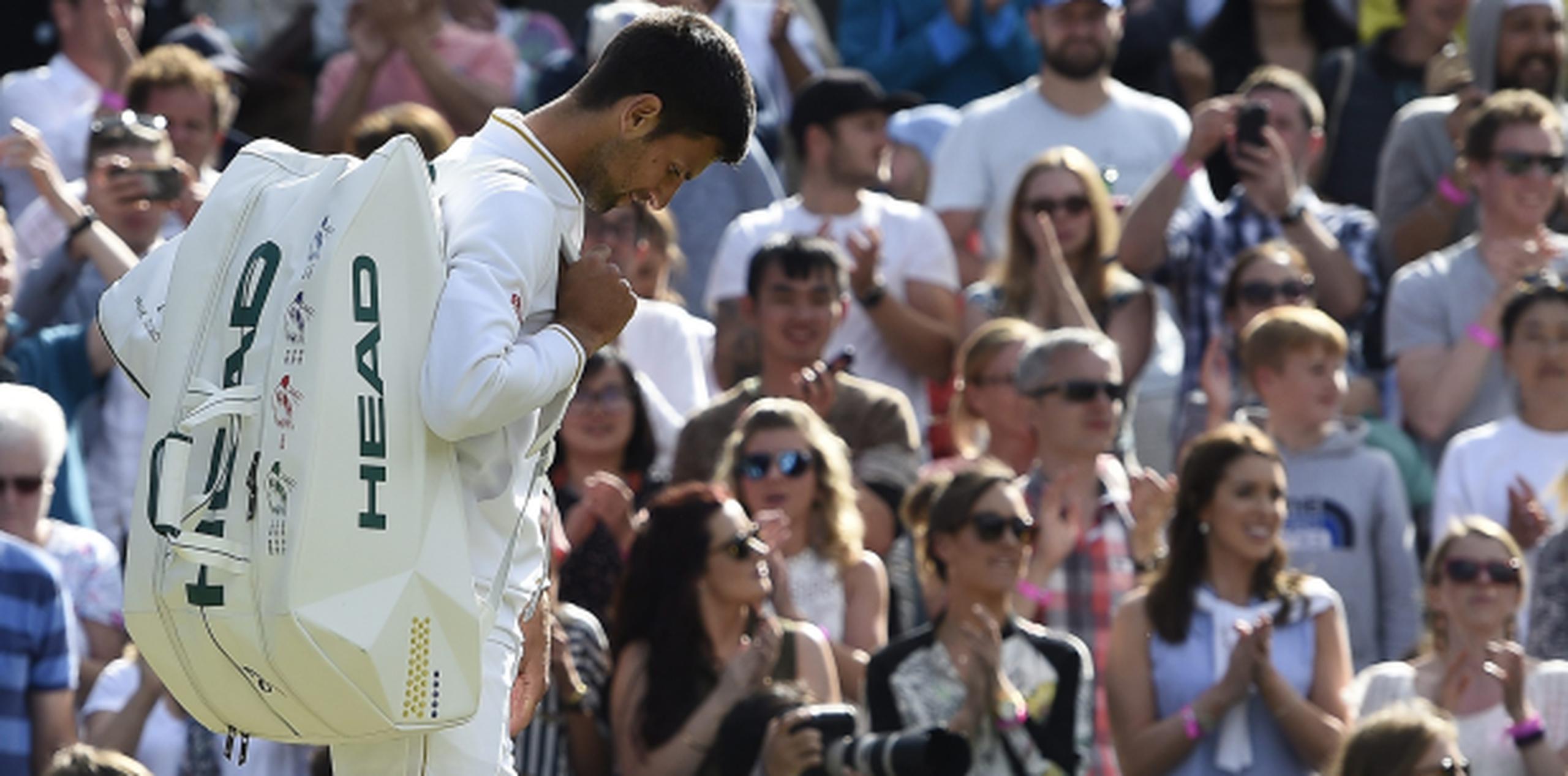 Djokovic sale decepcionado de la cancha. (Agencia EFE)