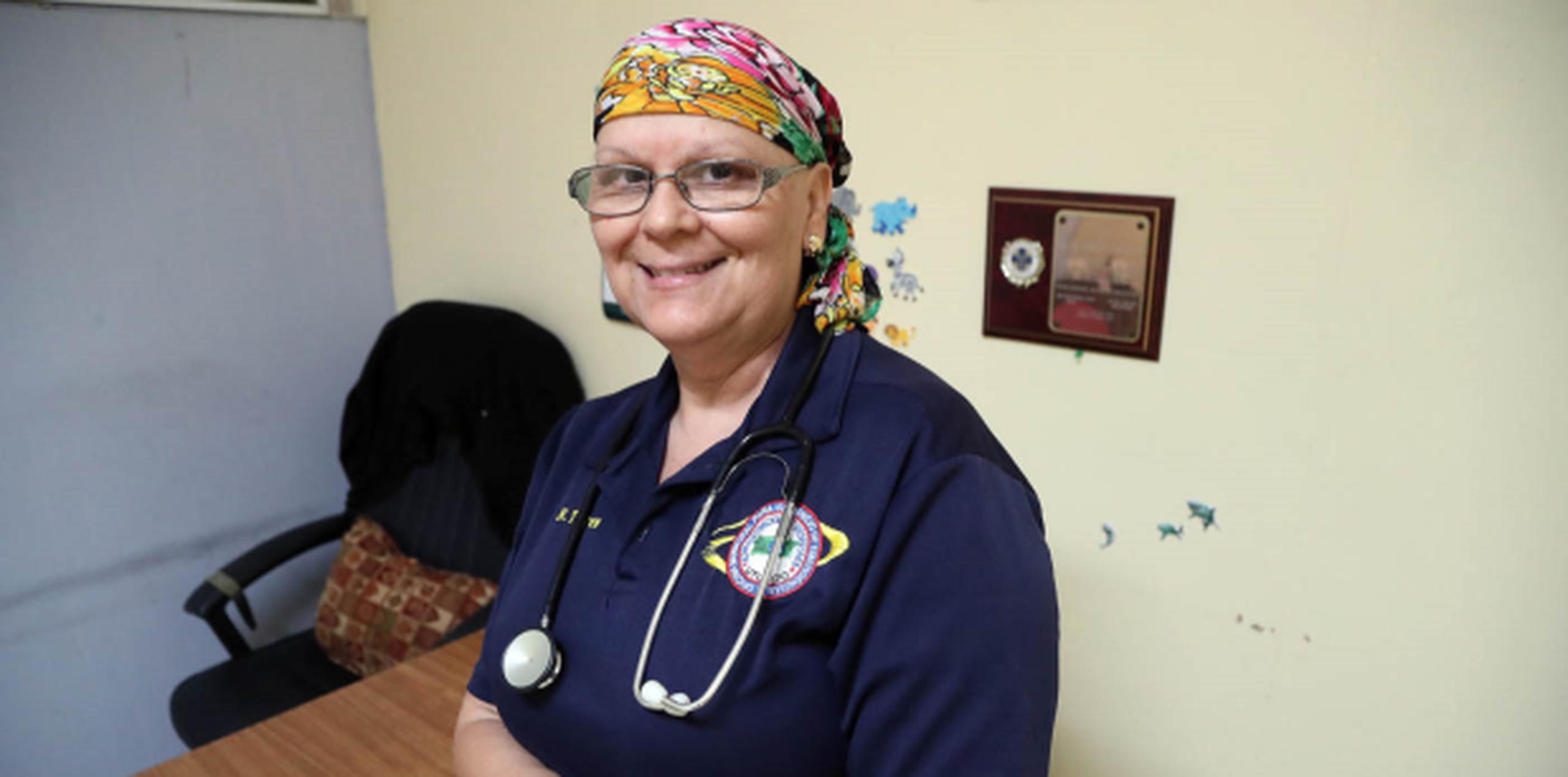 Nilsa Torres padece de cáncer y es empleada, hace 27 años, en la Defensa Civil de Utuado. Está laborando durante María. (david.villafane@gfrmedia.com)
