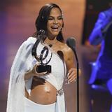 Natti Natasha muestra su barriga de embarazada en Premio Lo Nuestro