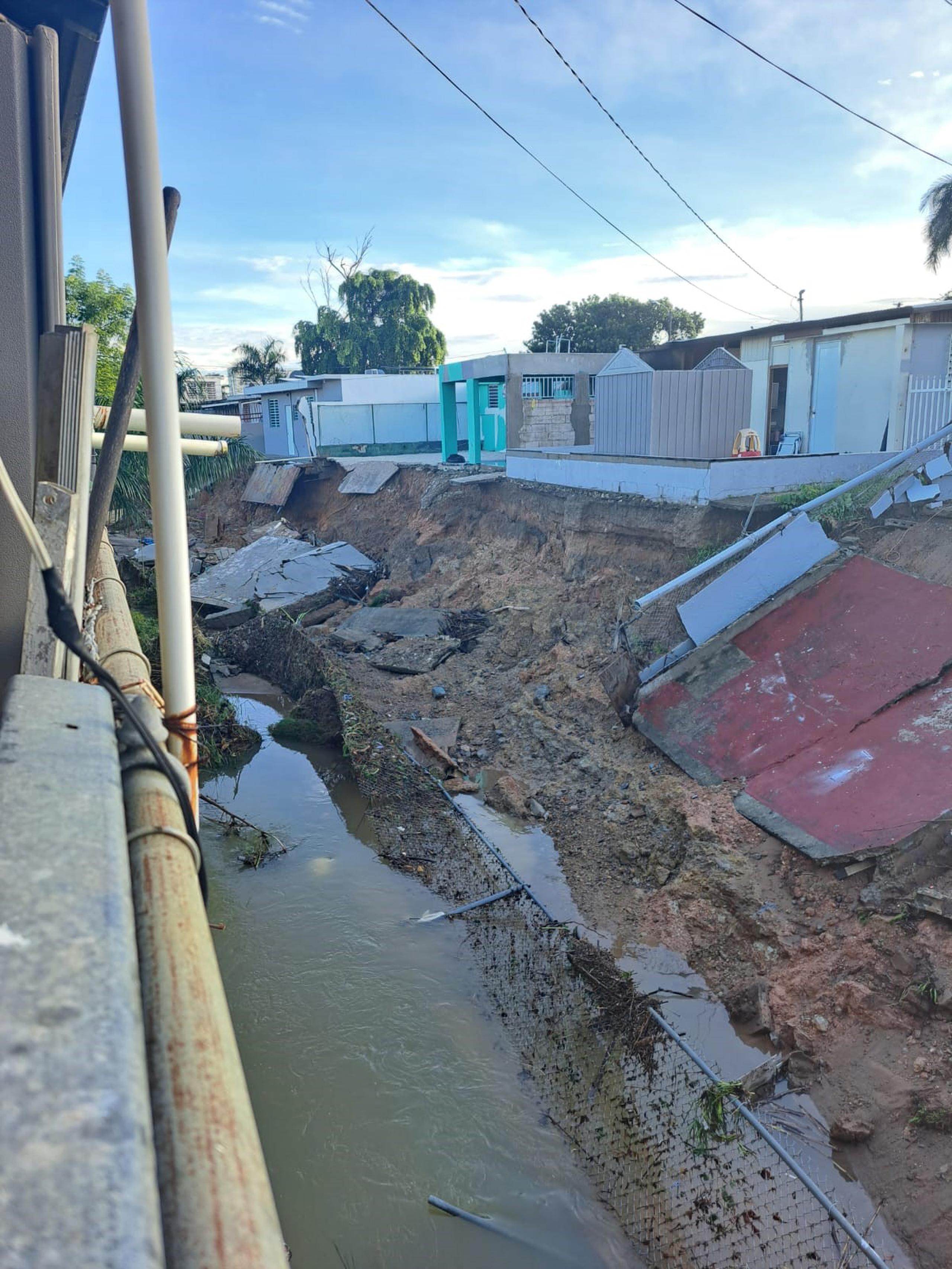 Tras las intensas lluvias del viernes 27 de octubre de 2023, un ciudadano reportó la caída del muro detrás de las residencias de la calle 54SE, en la urbanización Reparto Metropolitano en Río Piedras. Indicó que al menos siete casas se afectaron.