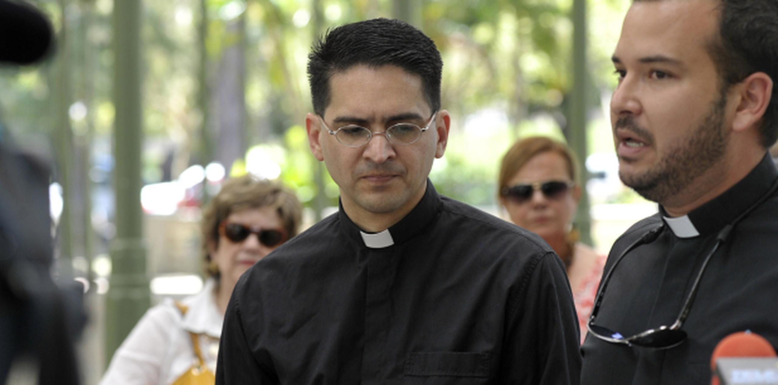 La determinación permitirá a José Colón Otero (centro), adscrito a la Diócesis de Arecibo, ejercer de forma parcial y condicionada el ministerio sacerdotal. (Archivo)