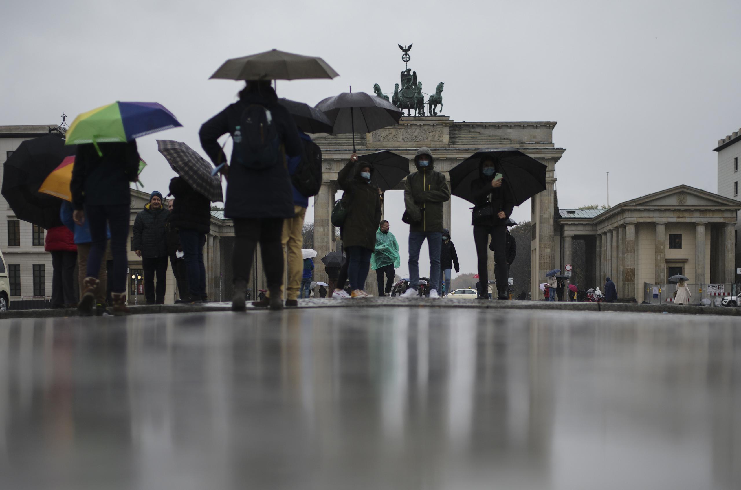 La gente se reúne frente al monumento de Alemania en Berlín, el 4 de noviembre de 2021.