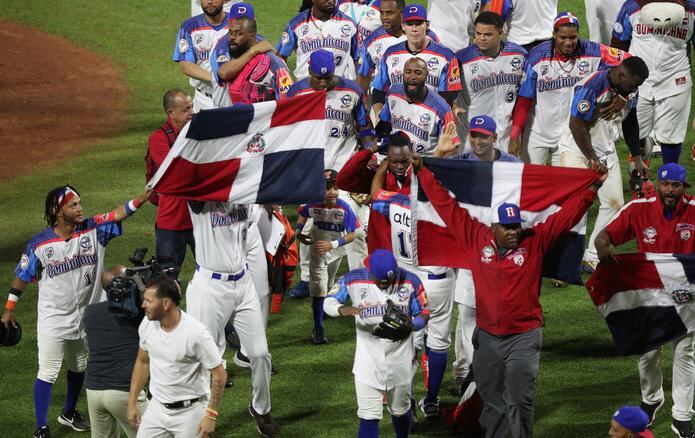 Los Toros de República Dominicana celebran la victoria sobre Puerto Rico y su pase a la final de la Serie del Caribe.