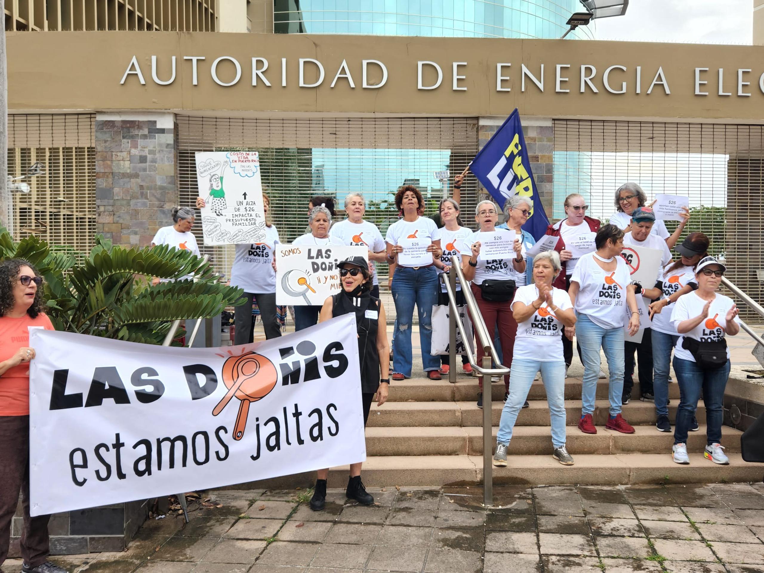 Las Doñis "jaltas" consideran seguir sus protestas en contra del aumento propuesto a la tarifa de la luz para pagar la deuda de la AEE en distintas agencias de gobierno.