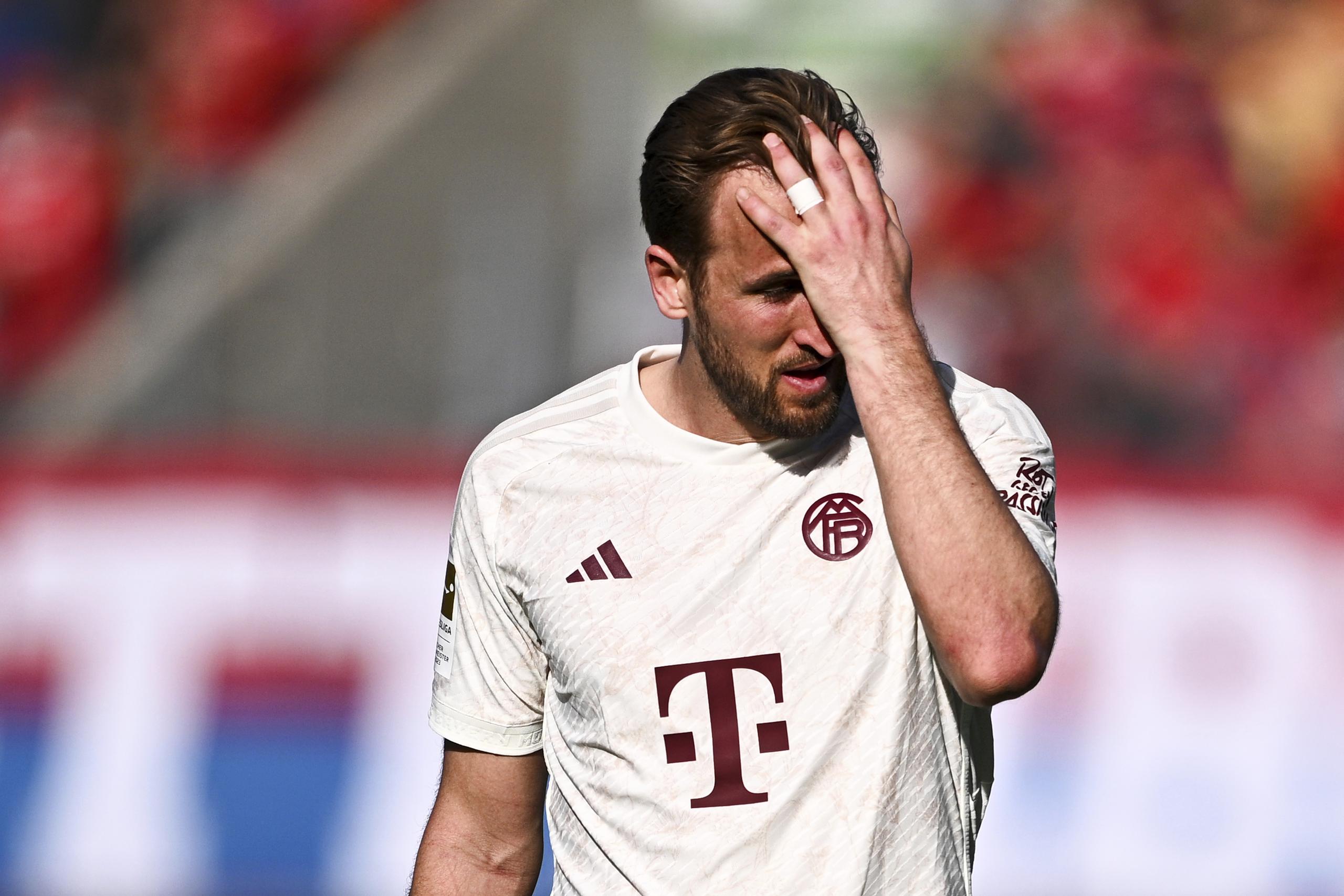 Harry Kane del Bayern Múnich reacciona tras la derrota de su equipo ante Heidenheim en la Bundesliga, el 6 de abril de 2024. (Tom Weller/dpa vía AP)