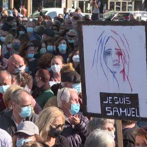Así fue la multitudinaria marcha en homenaje a profesor asesinado en Francia