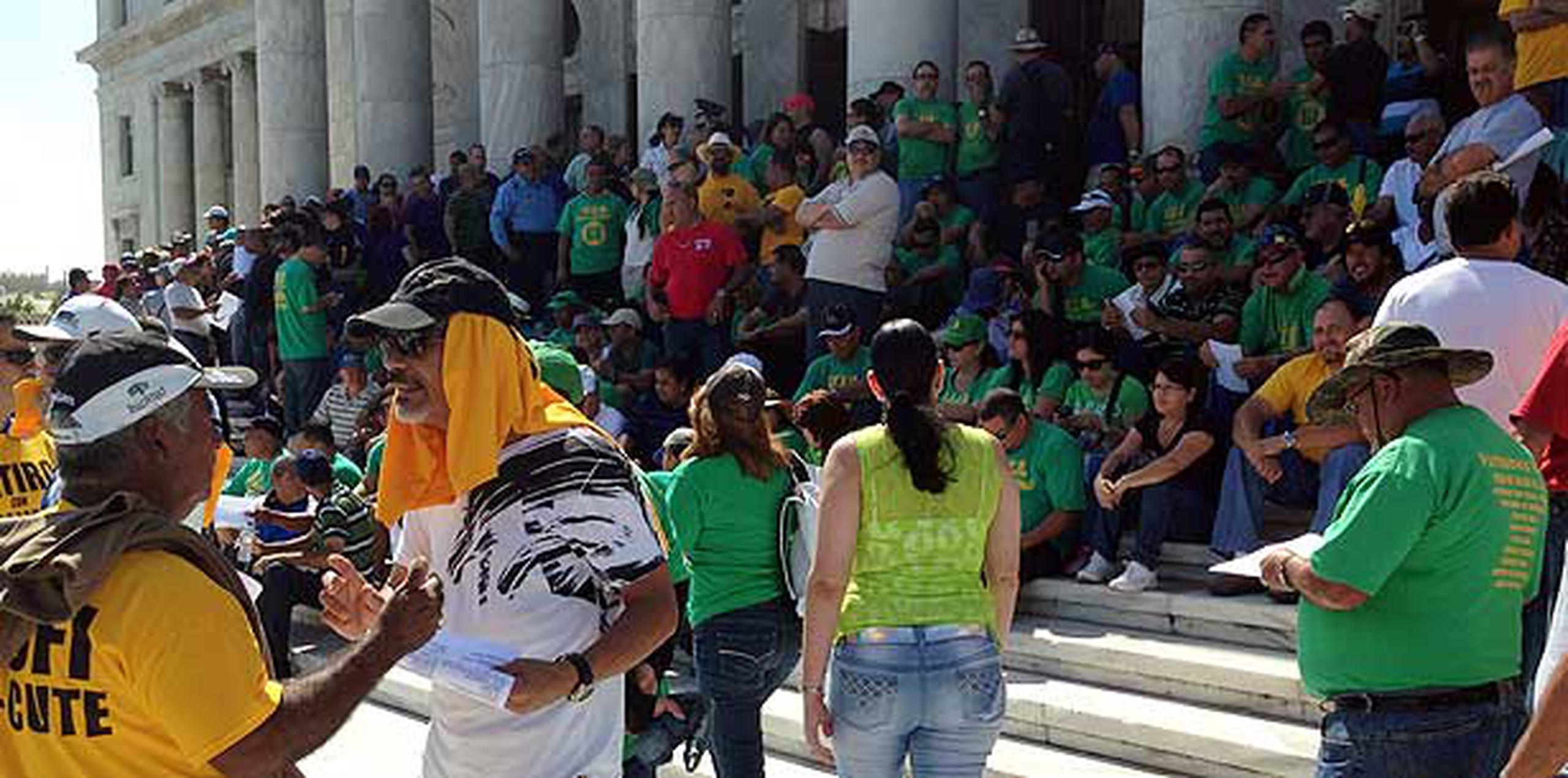 Los empleados públicos celebraron con una ovación el comunicado de prensa enviado por la alcaldesa de San Juan, Carmen Yulín Cruz, quien hizo un llamado a los legisladores a no aprobar la media hasta que no se establezca un diálogo con los sindicatos. (alex.figueroa@gfrmedia.com)