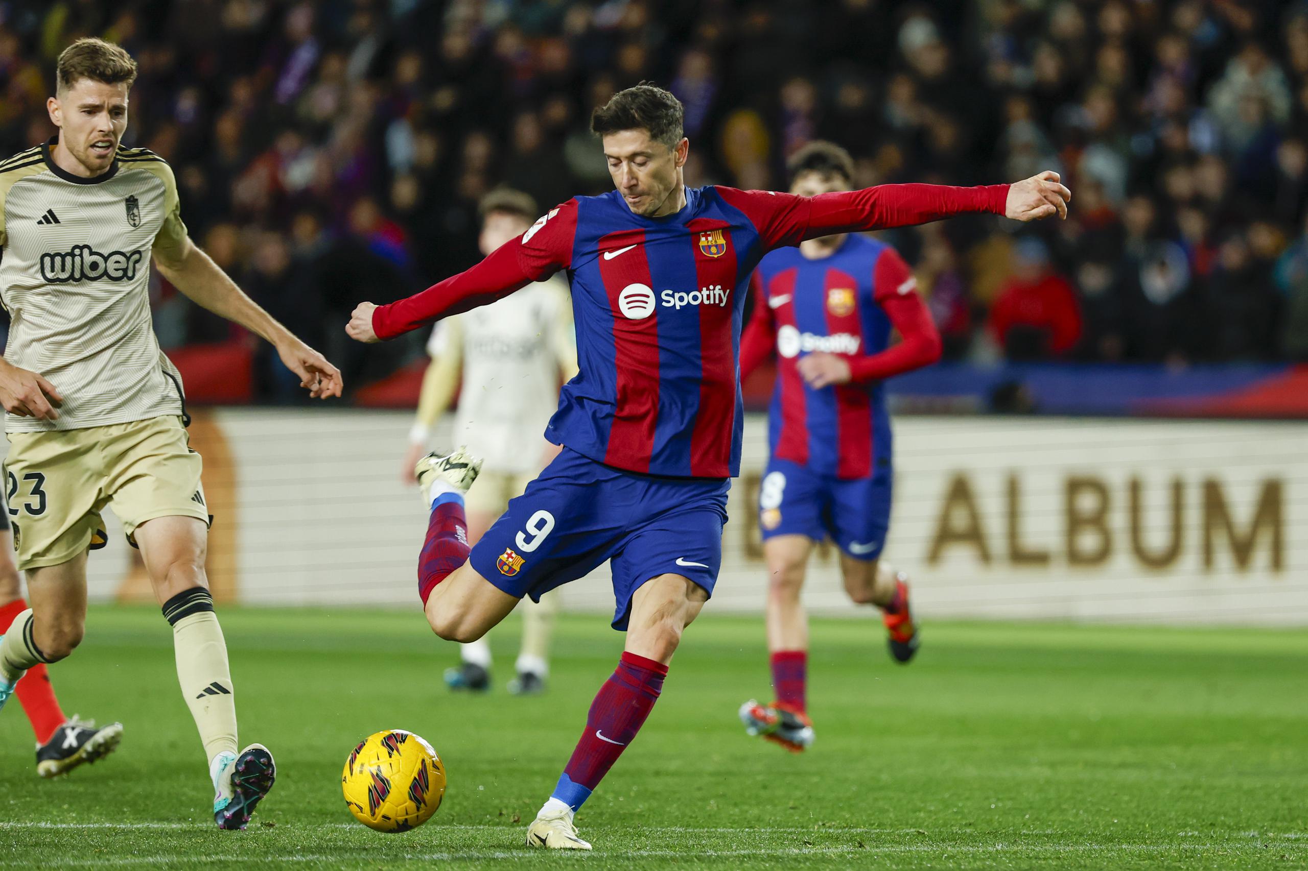 Robert Lewandowski del Barcelona anota en el segundo gol de su equipo en el empate 3-3 con el Granada en la liga española en el Estadio Olimpic Lluis Companys el domingo 11 de febrero del 2024. (AP Foto/Joan Monfort)