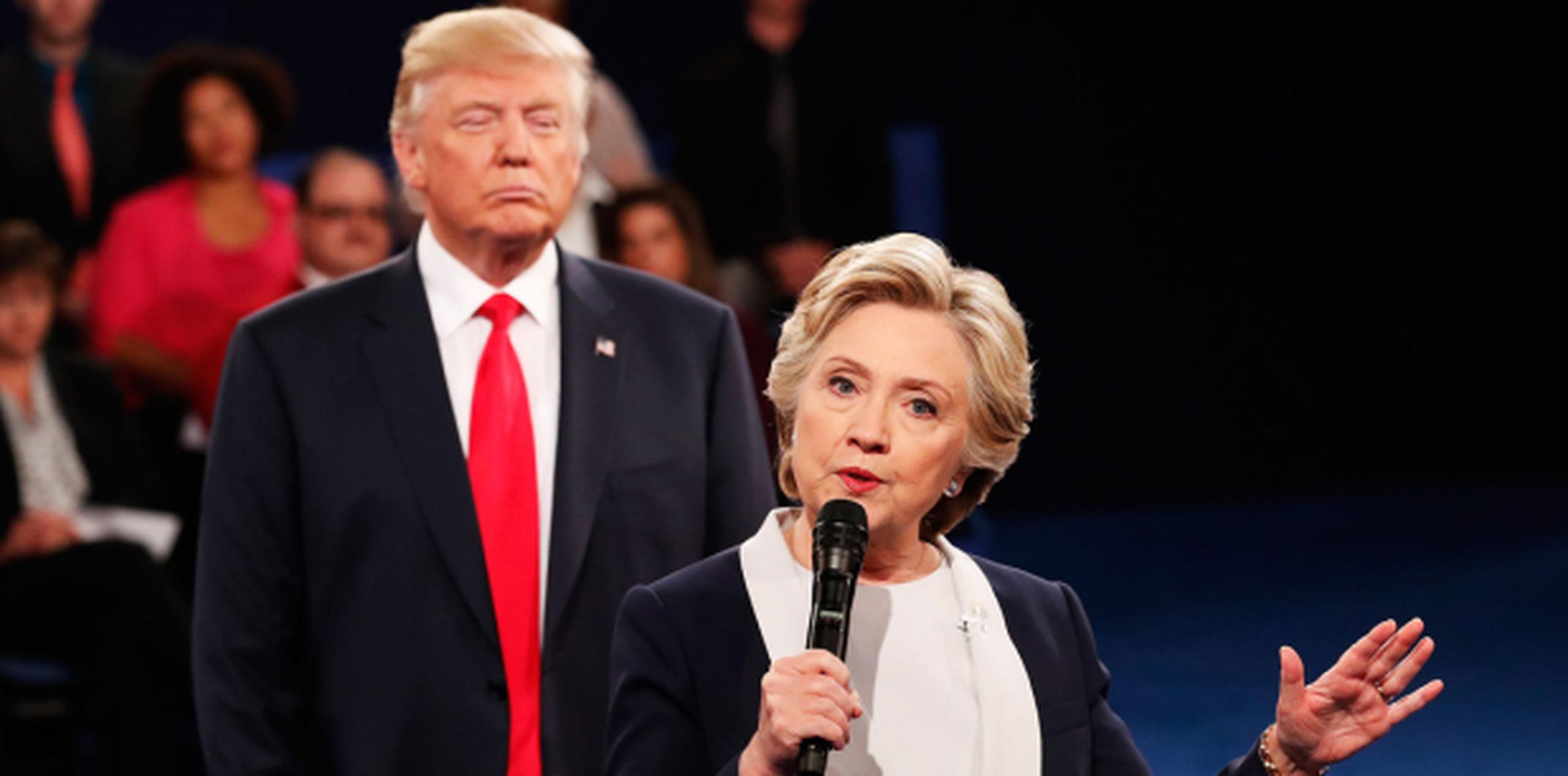 Clinton se refería a uno de los momentos más comentados del segundo debate presidencial en San Luis en octubre de 2016, en el que Trump se acercó en varias a ocasiones a su rival mientras ella intervenía y se situó a sus espaldas. (Archivo)