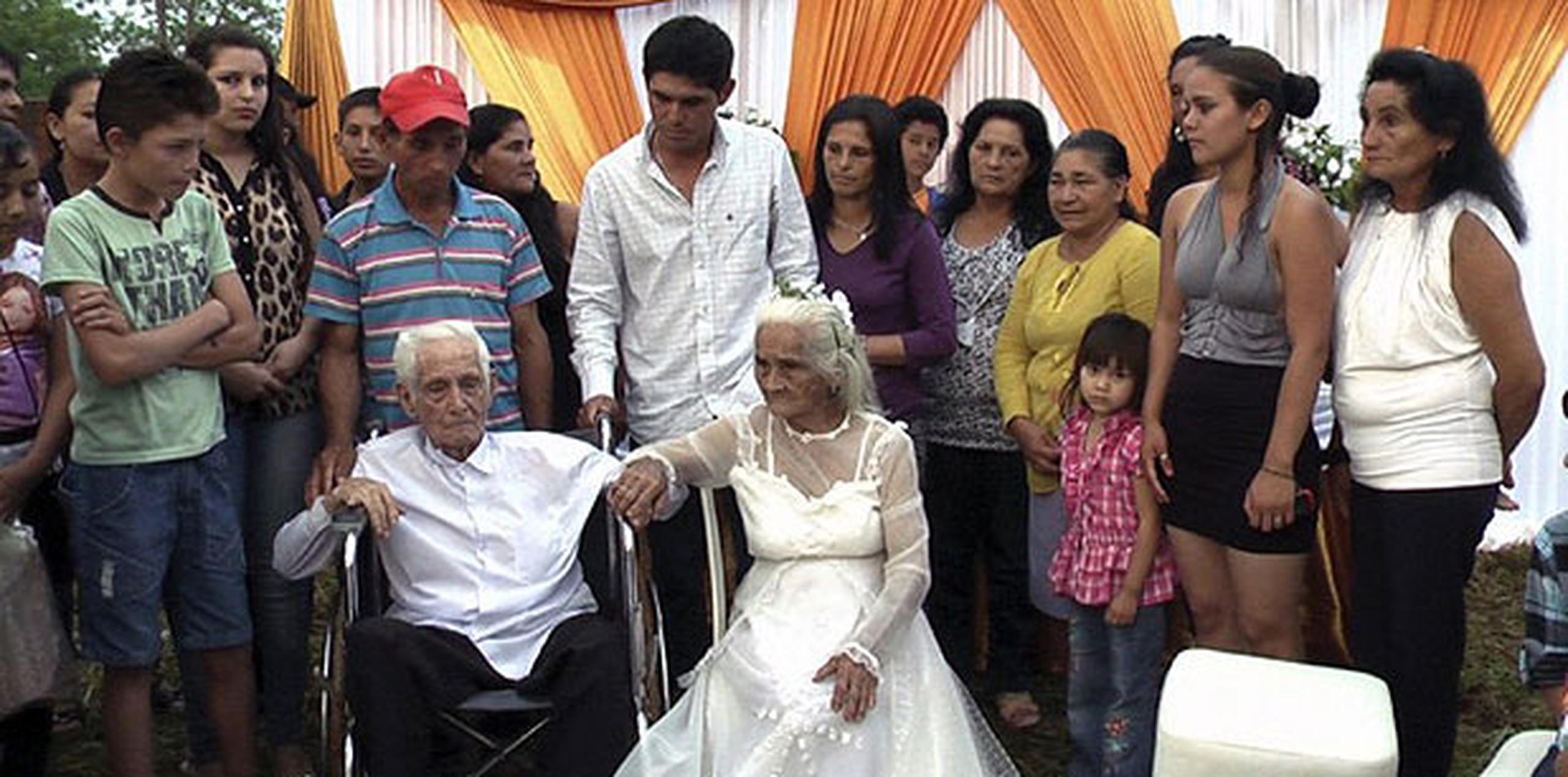 La pareja tiene 8 hijos, 50 nietos, 35 bisnietos y 20 tataranietos, acotó el sacerdote. (AFP)
