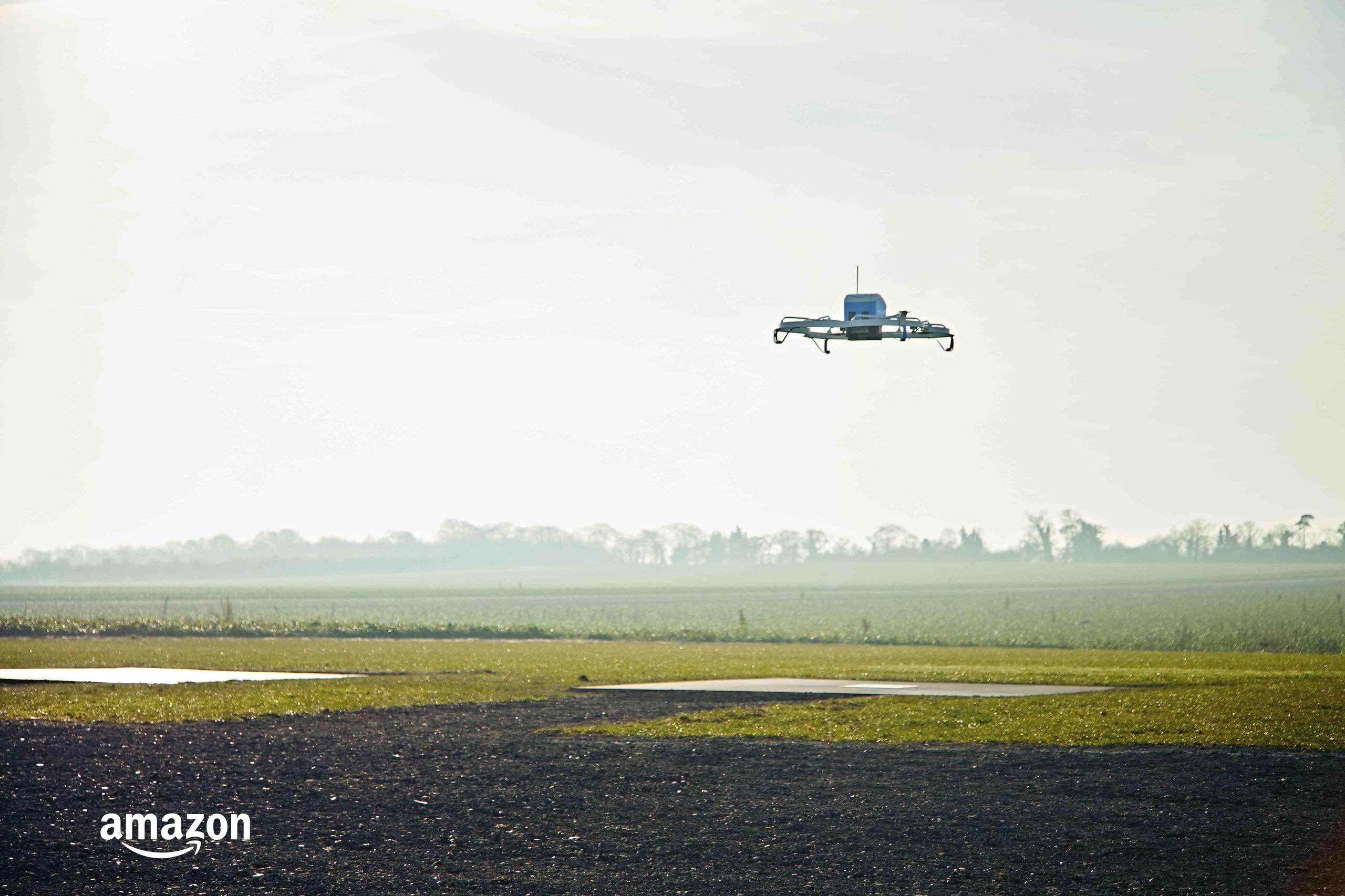 Amazon destacó que estos "drones", que vuelan a una altura menor de 120 metros y que pueden cargar paquetes de hasta cinco libras. (AP)